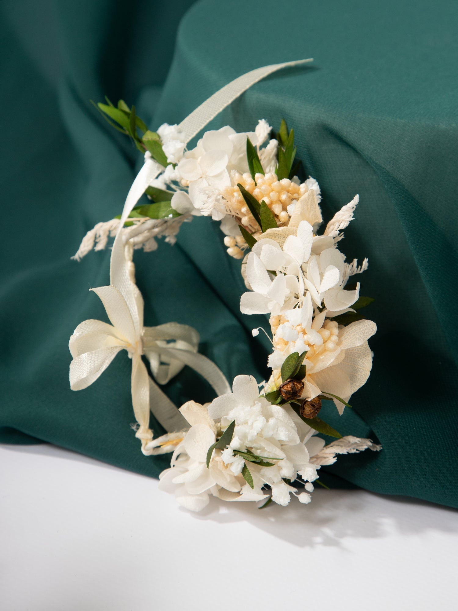 Біло-персиковий корсаж на руку для дружки - DecorFlowerBar