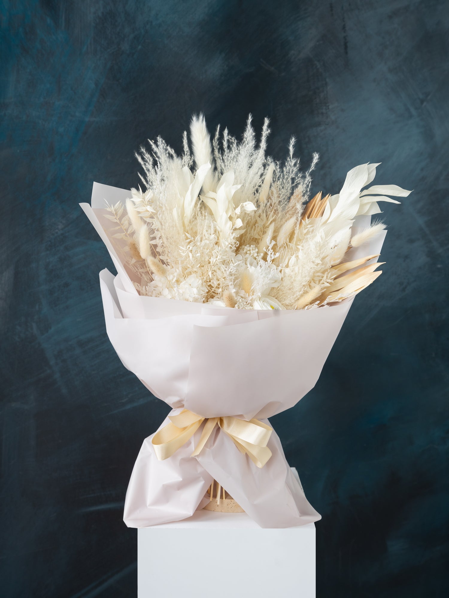 Білосніжний букет із сухоцвітів та стабілізованих квітів - DecorFlowerBar