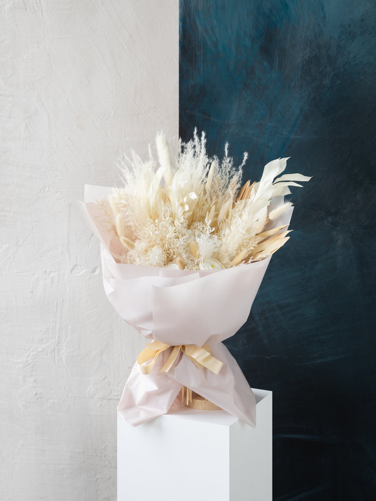 Білосніжний букет із сухоцвітів та стабілізованих квітів - DecorFlowerBar
