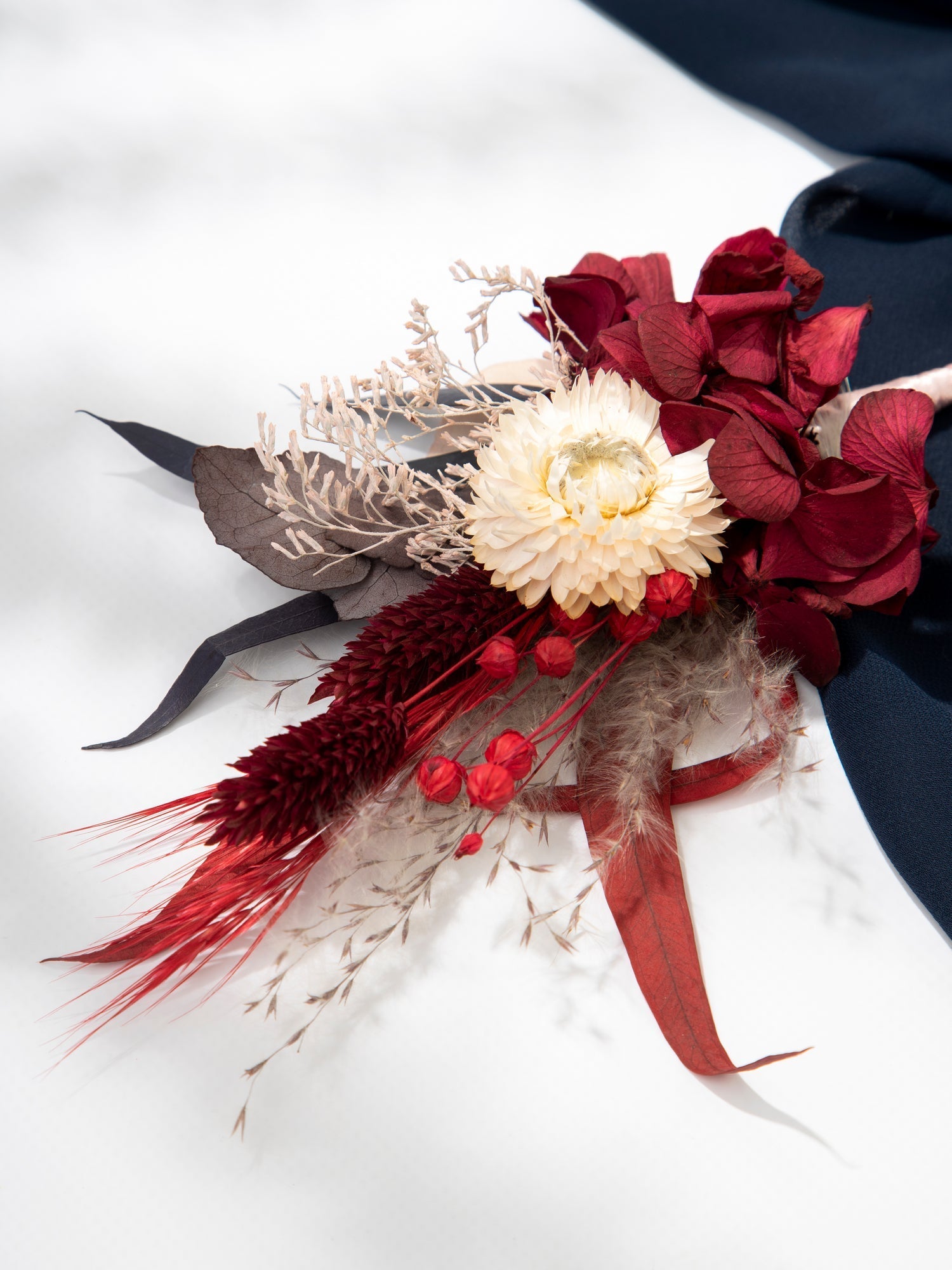 Бордові бутоньєрки для весілля з льоном - DecorFlowerBar
