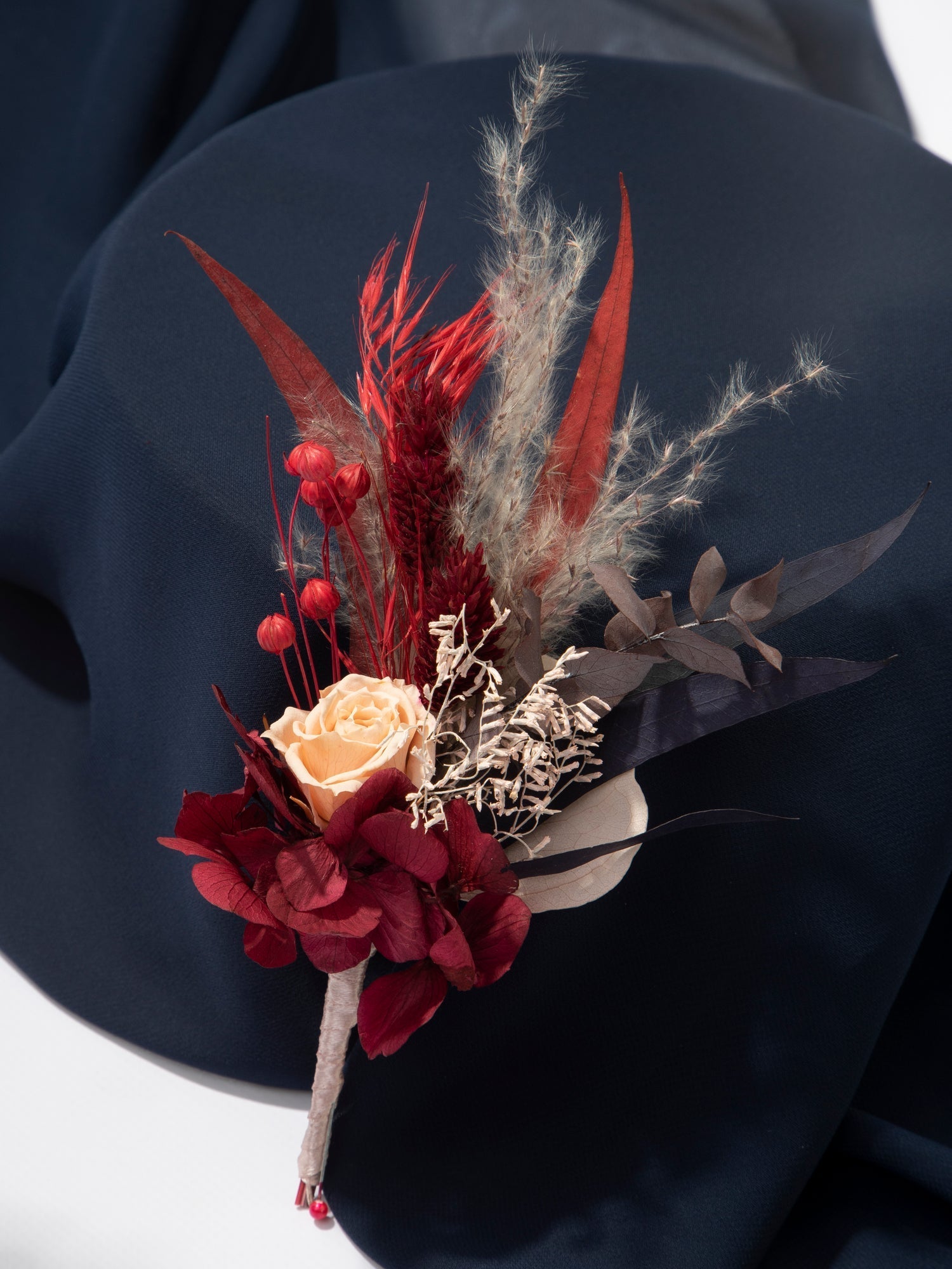 Бордові бутоньєрки для весілля з льоном - DecorFlowerBar