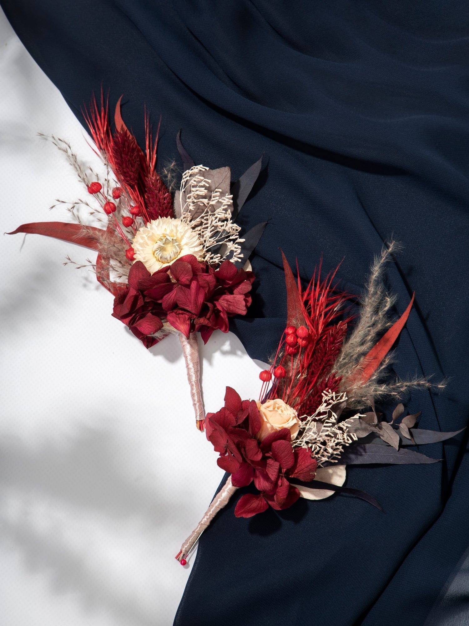 Бордові бутоньєрки для весілля з льоном - DecorFlowerBar