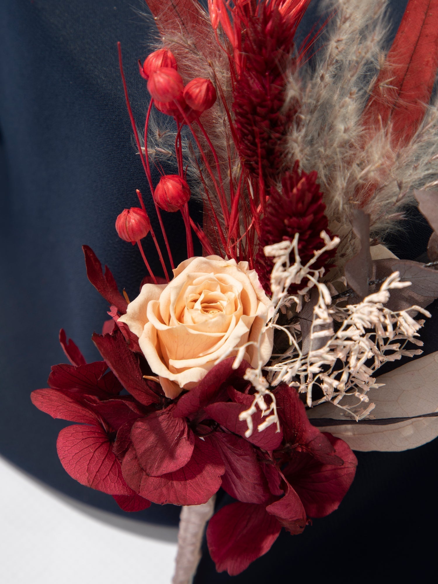 Бордові бутоньєрки для весілля з льоном - DecorFlowerBar