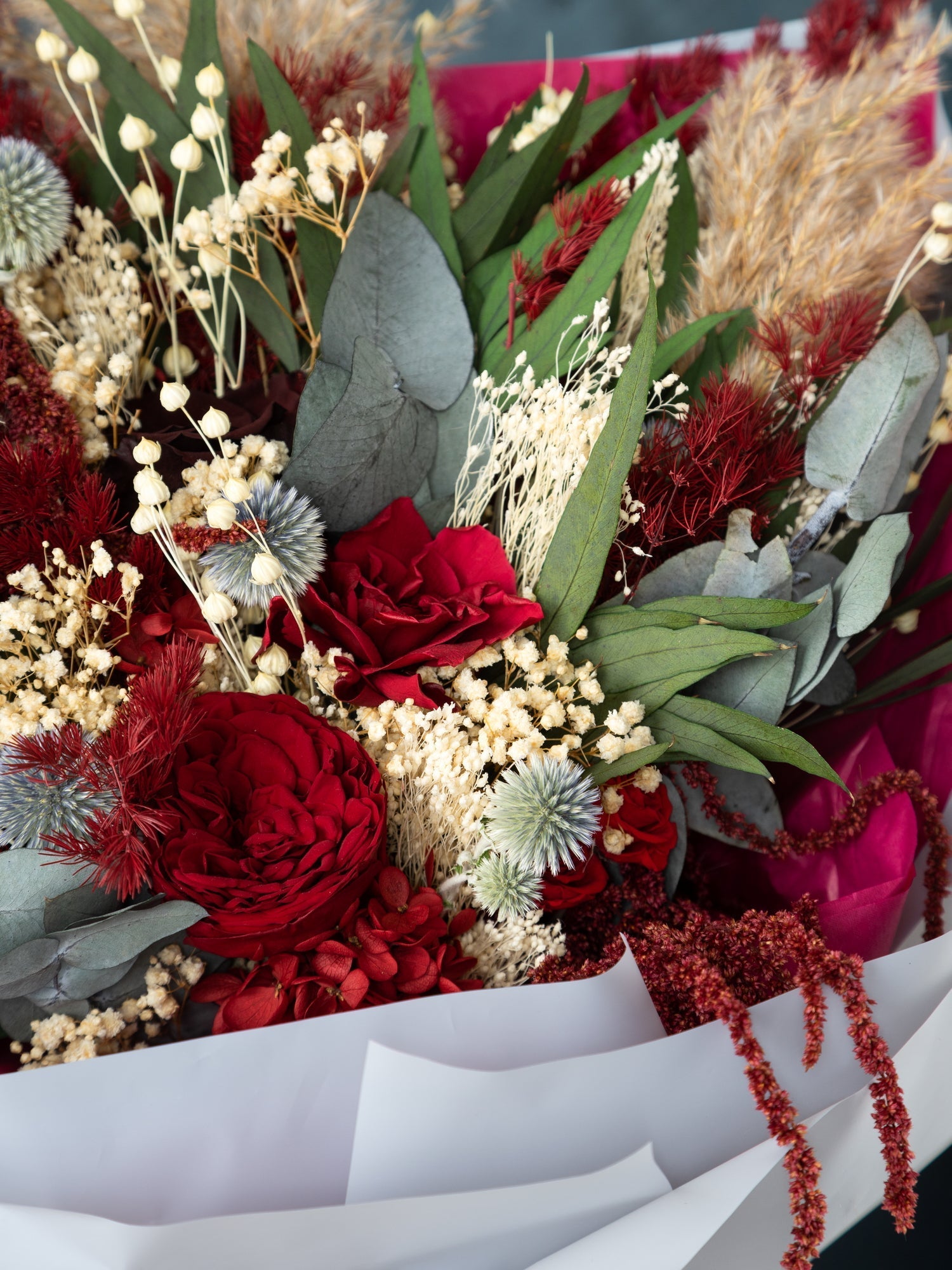 Бордовий букет із евкаліпту та стабілізованих троянд - DecorFlowerBar