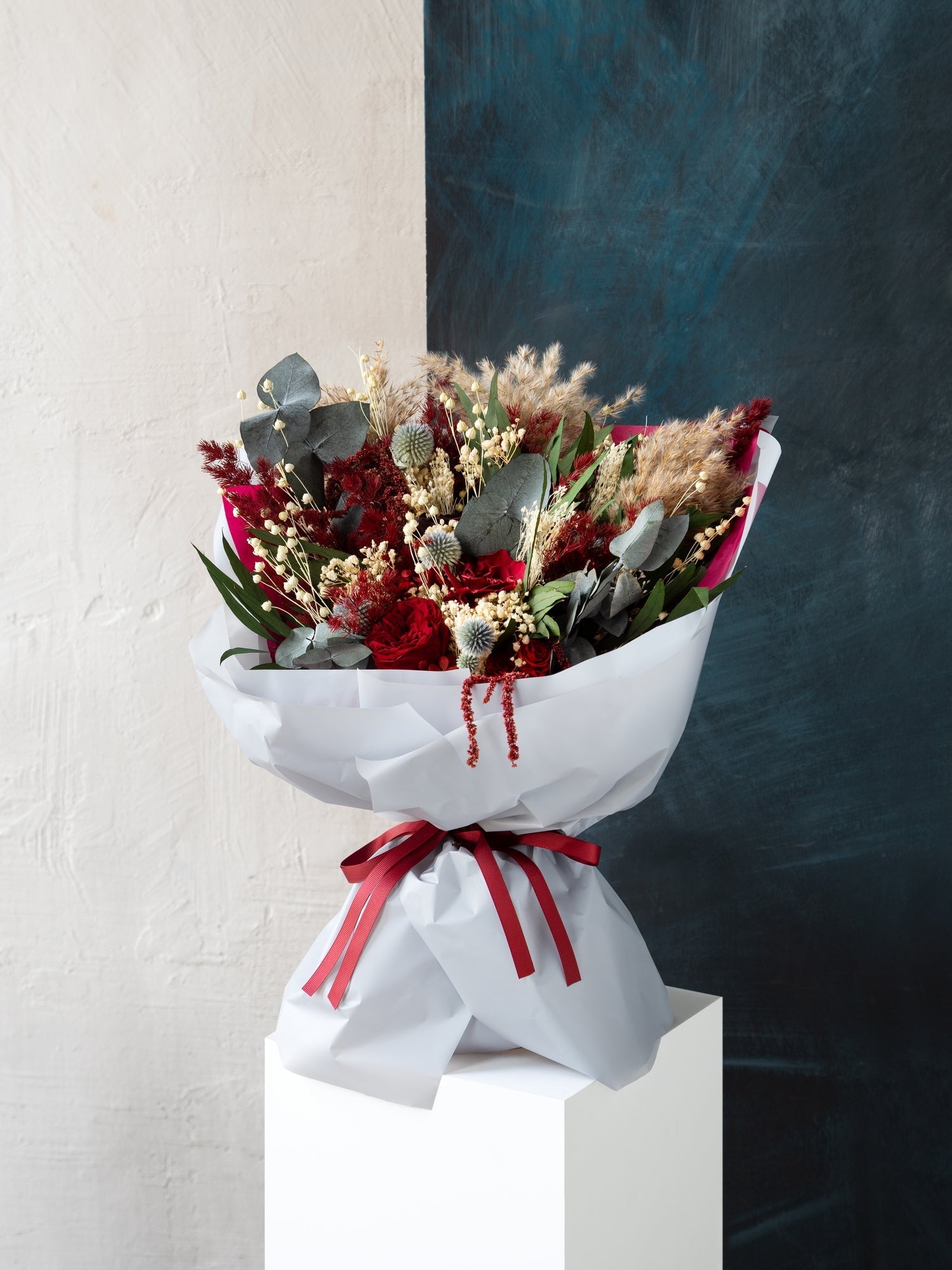 Бордовий букет із евкаліпту та стабілізованих троянд - DecorFlowerBar