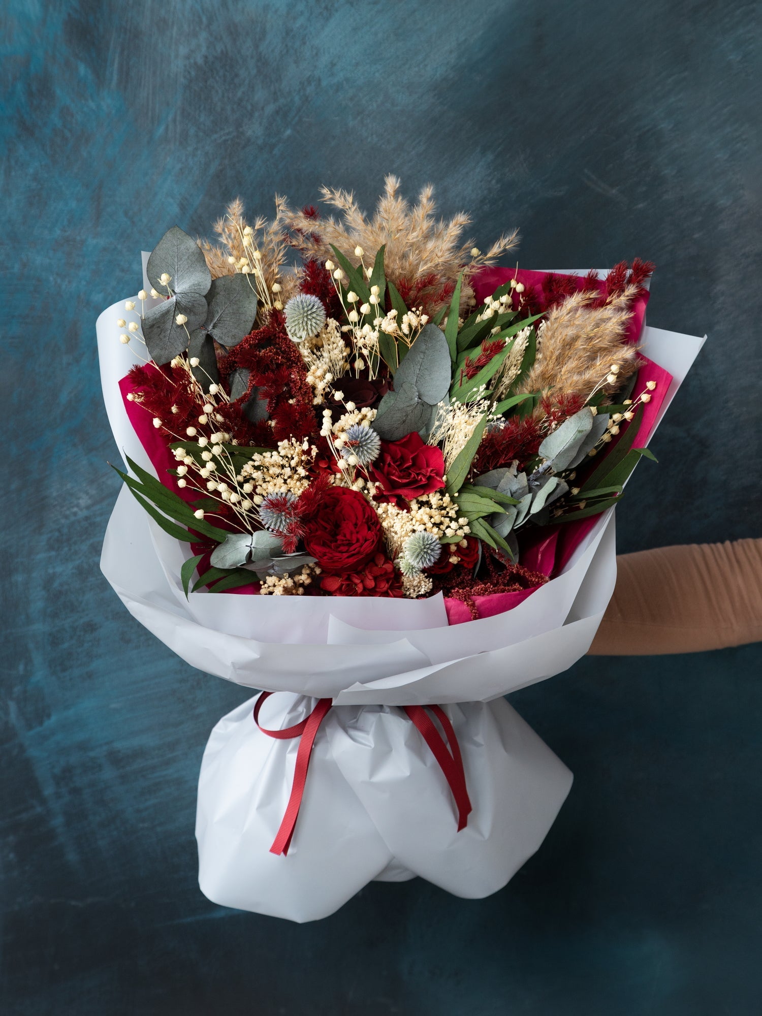 Бордовий букет із евкаліпту та стабілізованих троянд - DecorFlowerBar