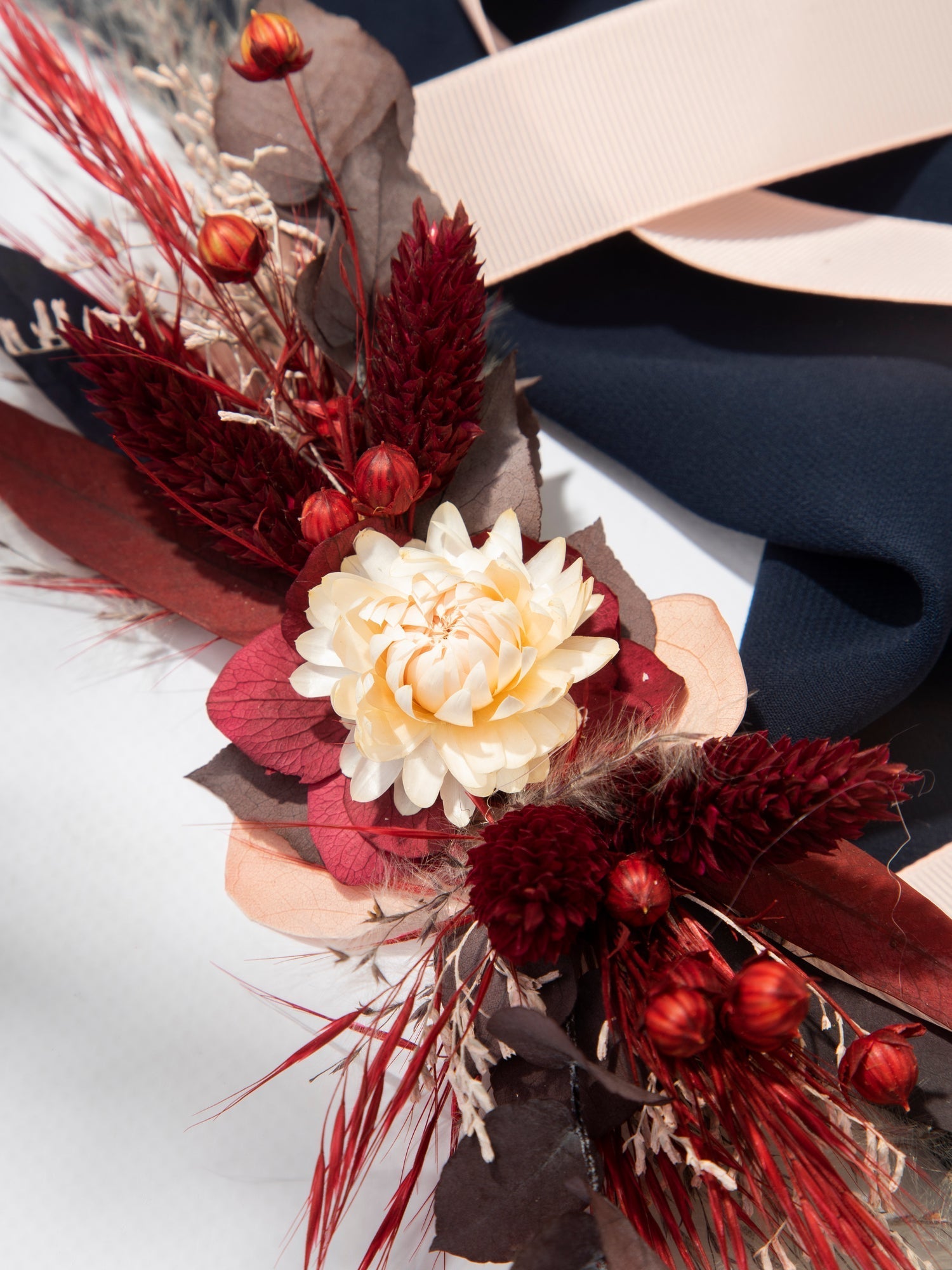 Бордовий корсаж на руку дружки з геліхризумом - DecorFlowerBar