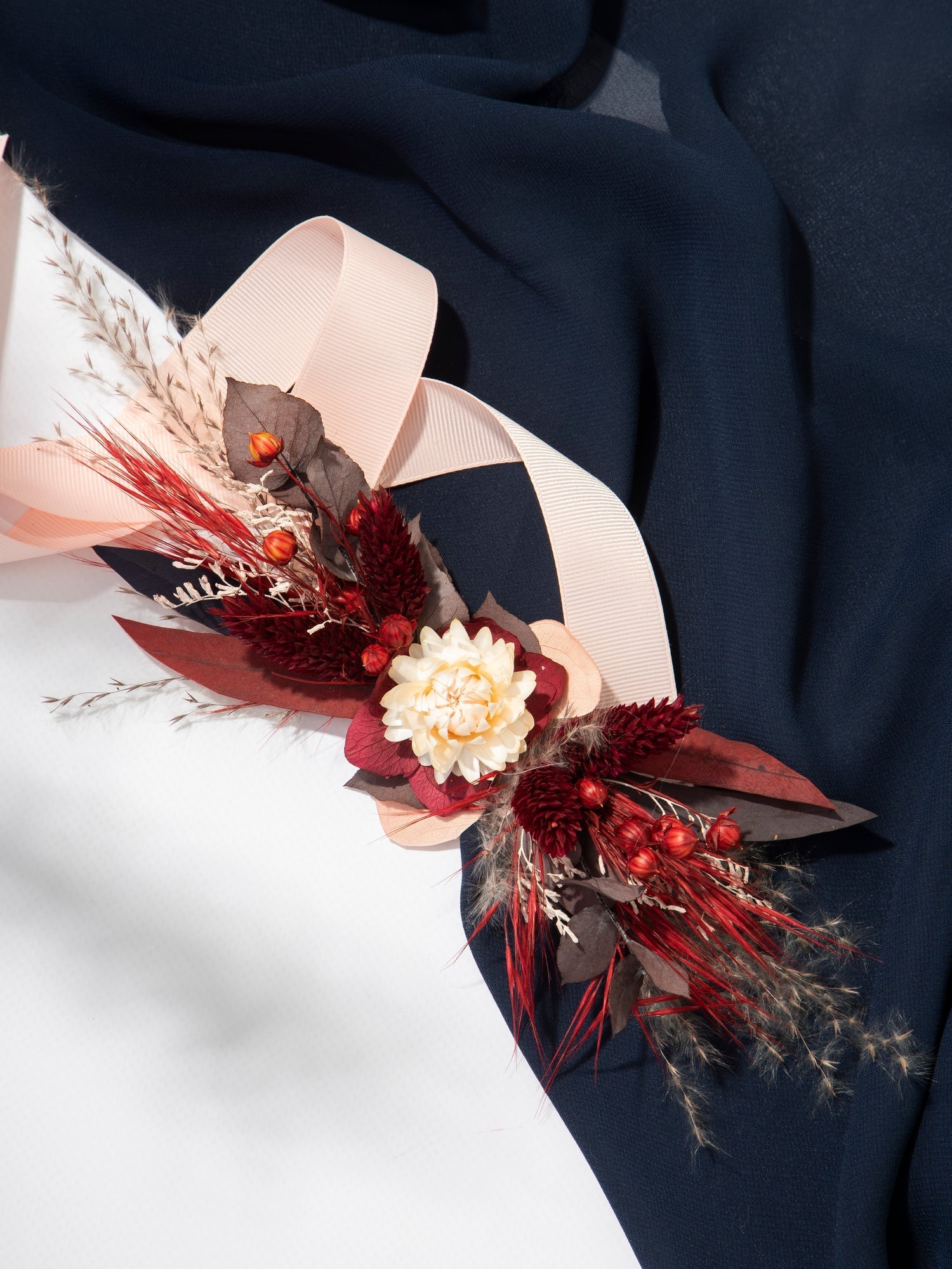 Бордовий корсаж на руку дружки з геліхризумом - DecorFlowerBar