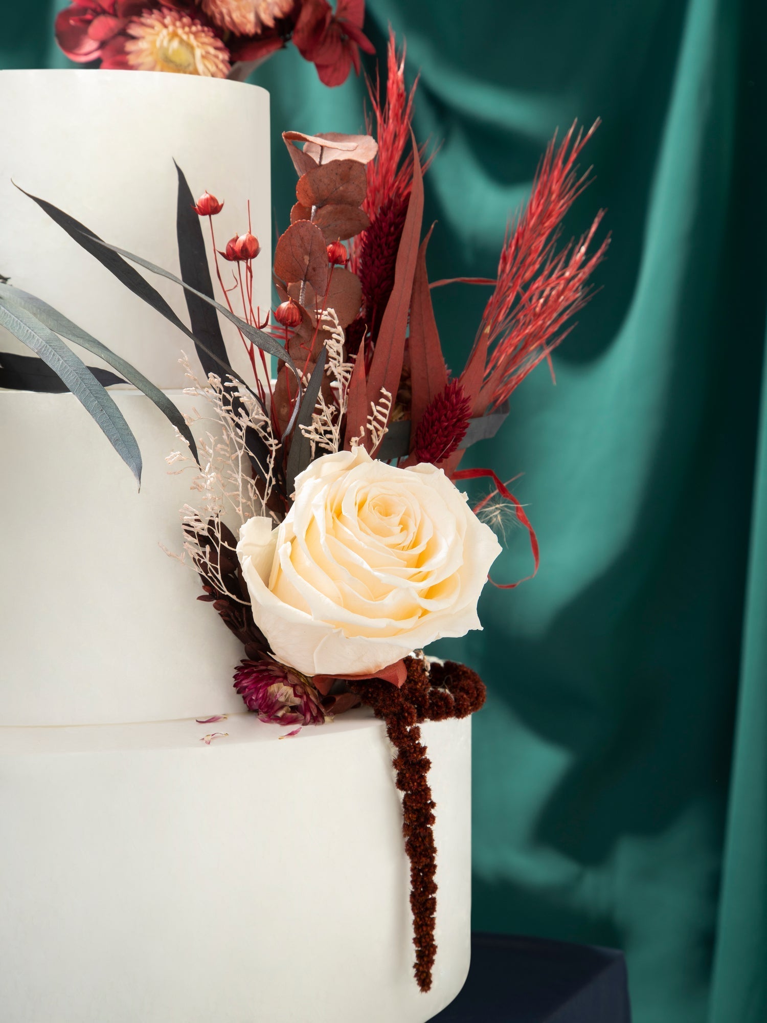 Бордово-синій декор на весільний торт - DecorFlowerBar