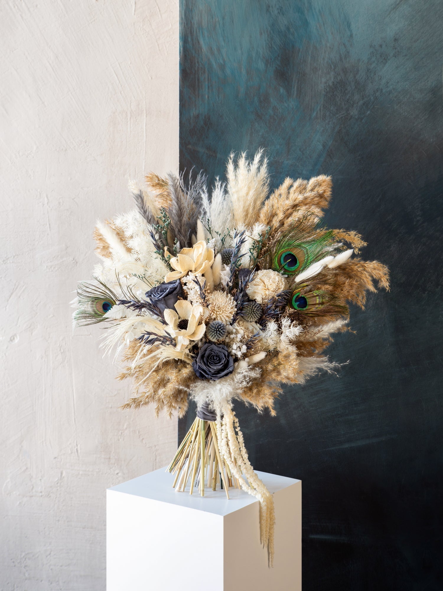 Букет із пір'ям павича та стабілізованими квітами - DecorFlowerBar