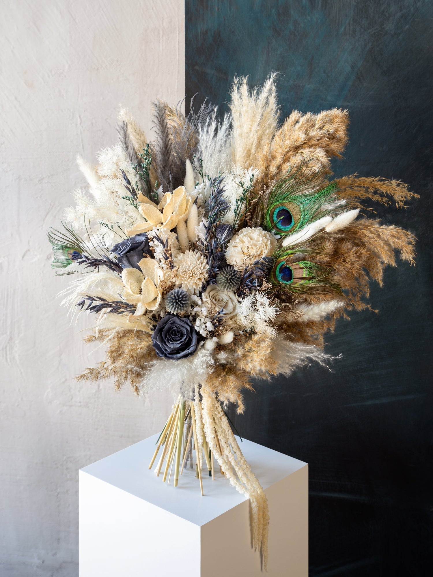 Букет із пір'ям павича та стабілізованими квітами - DecorFlowerBar