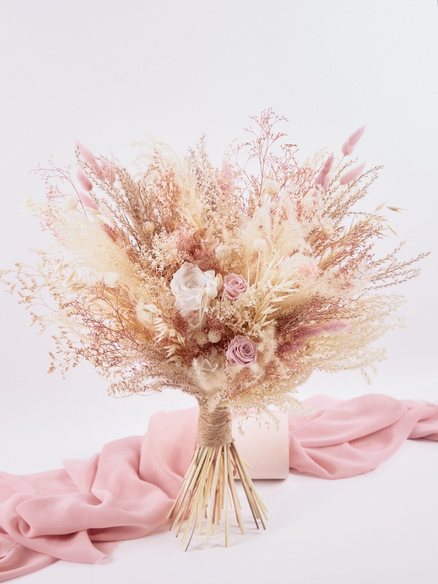 Букет нареченої з пудровими трояндами - DecorFlowerBar
