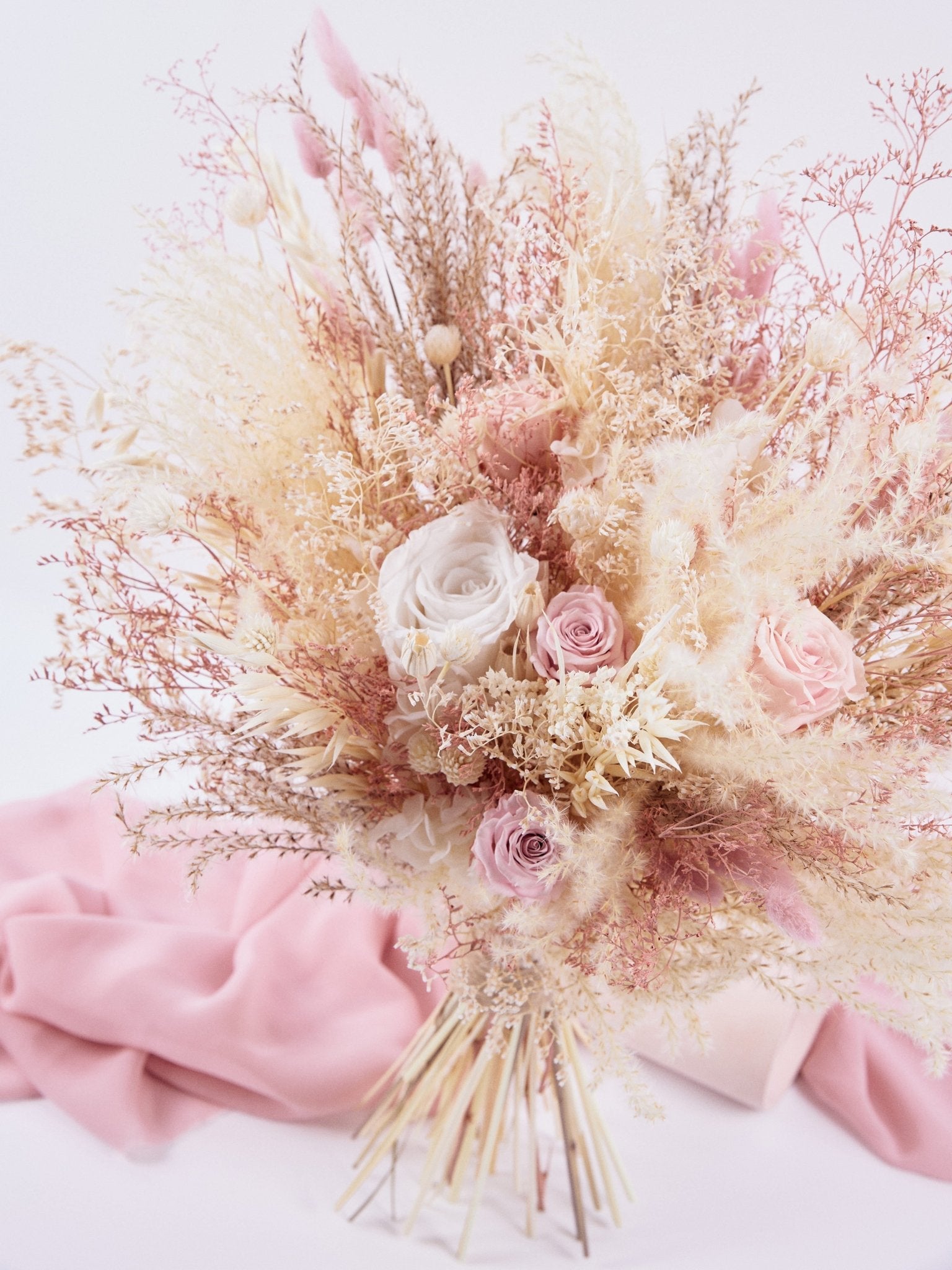 Букет нареченої з пудровими трояндами - DecorFlowerBar