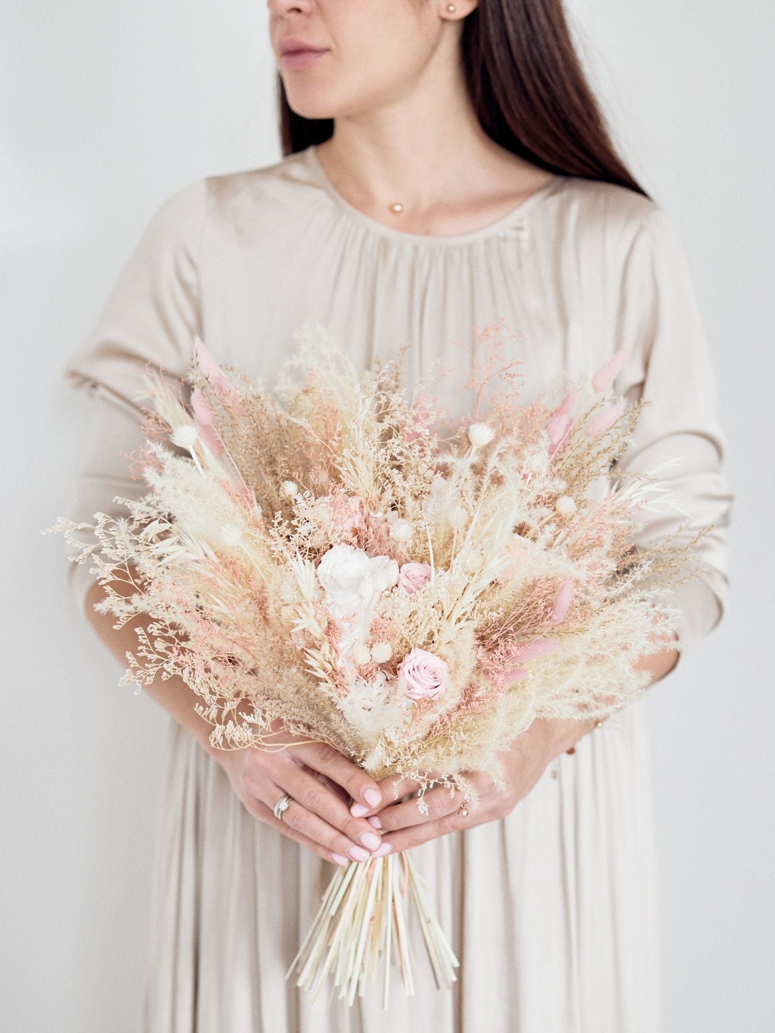 Букет нареченої з пудровими трояндами - DecorFlowerBar