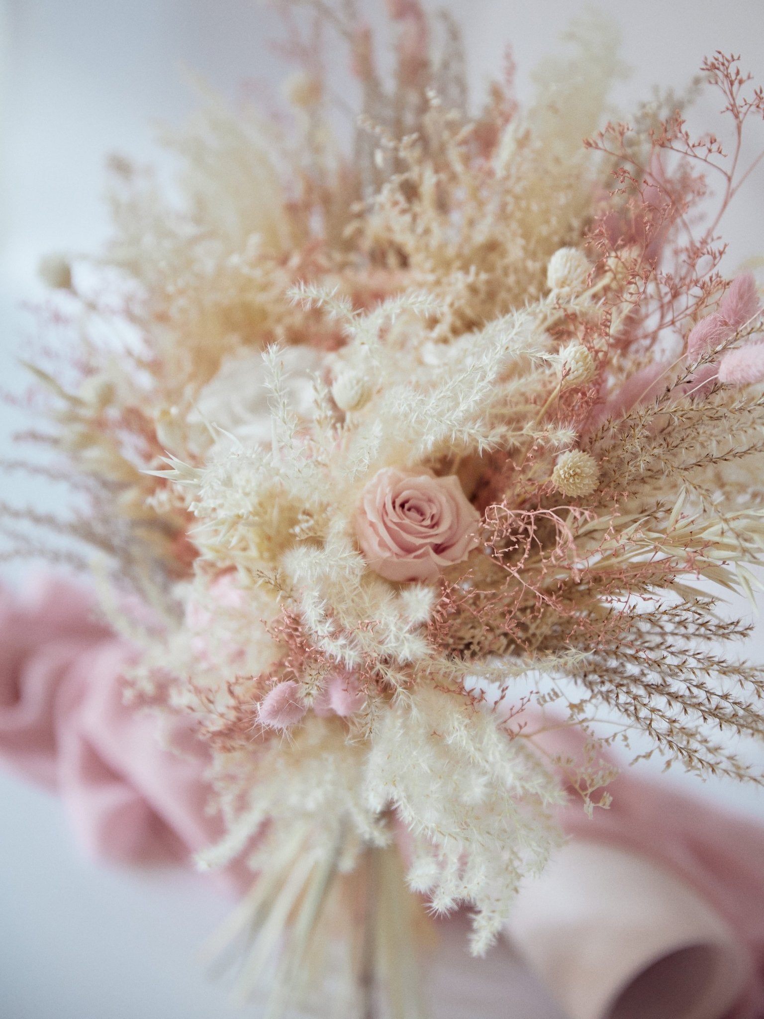 Букет нареченої з пудровими трояндами - DecorFlowerBar