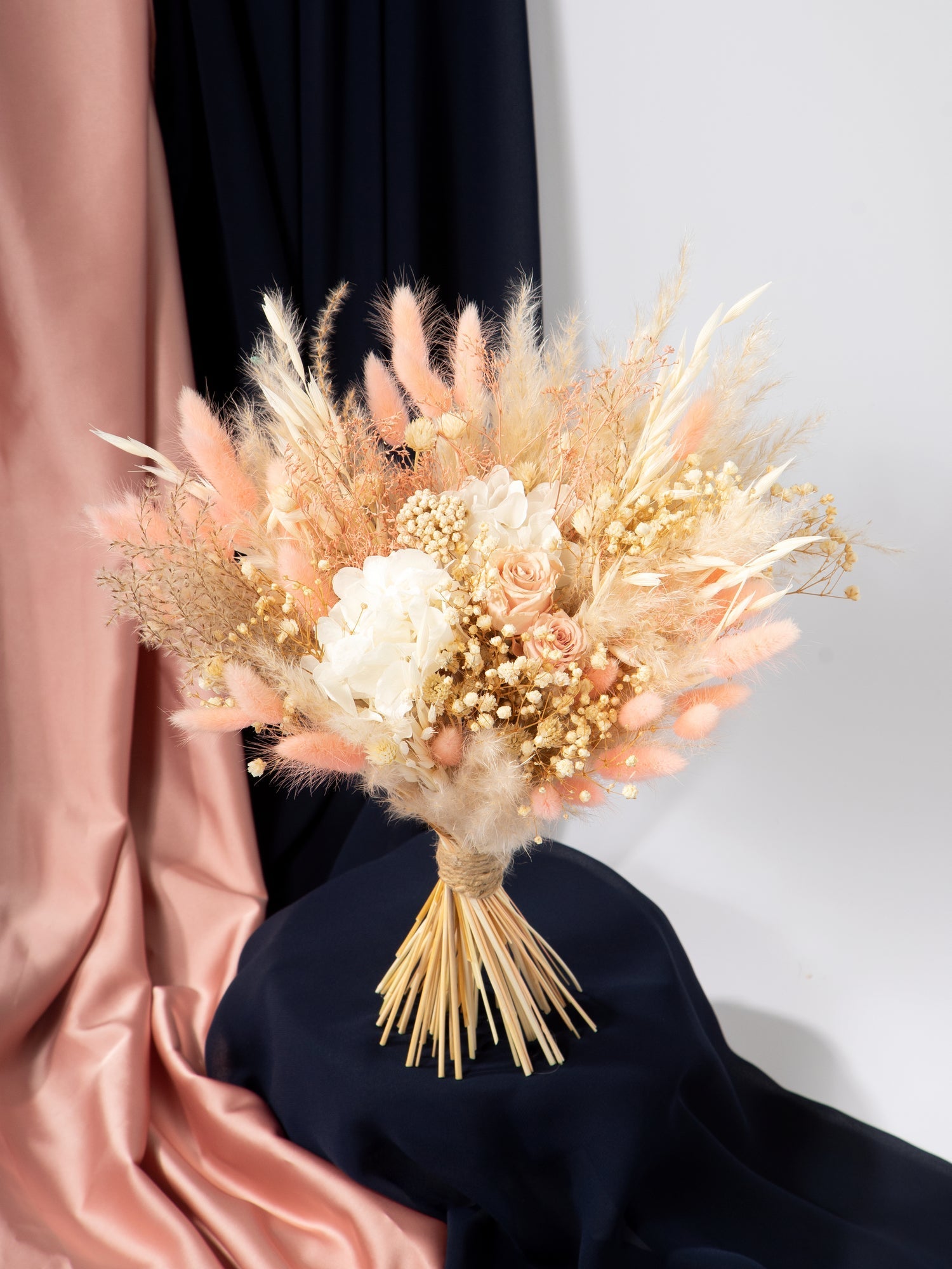 Букети для подруг нареченої з пудровими квітами - DecorFlowerBar