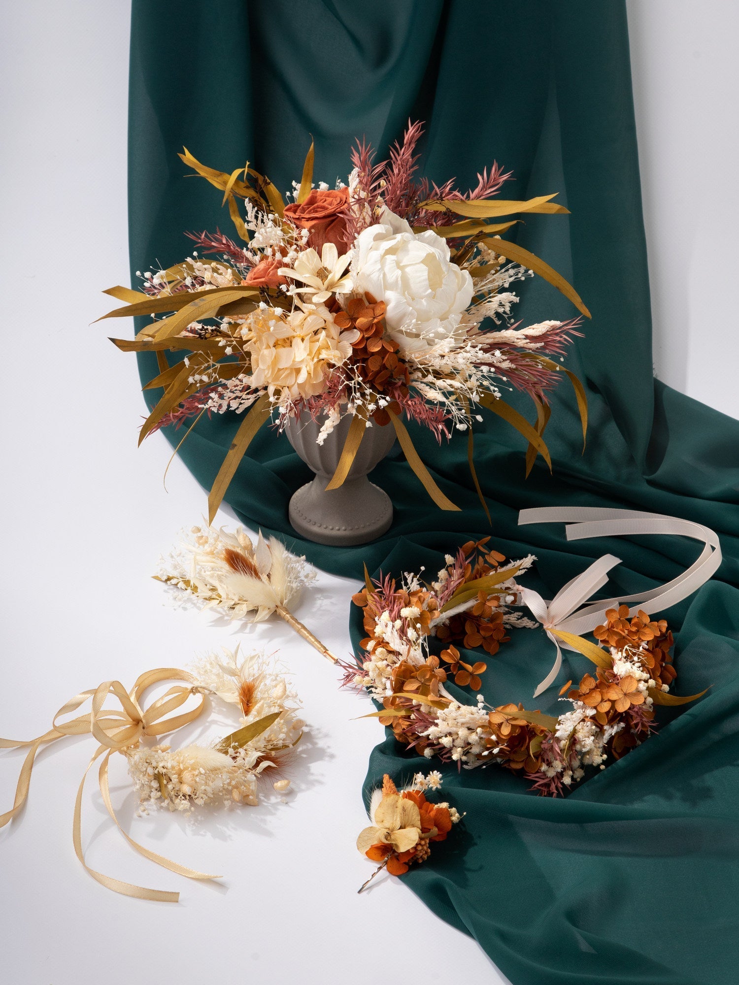 Бутоньєрка з кремово-теракотовими квітами - DecorFlowerBar