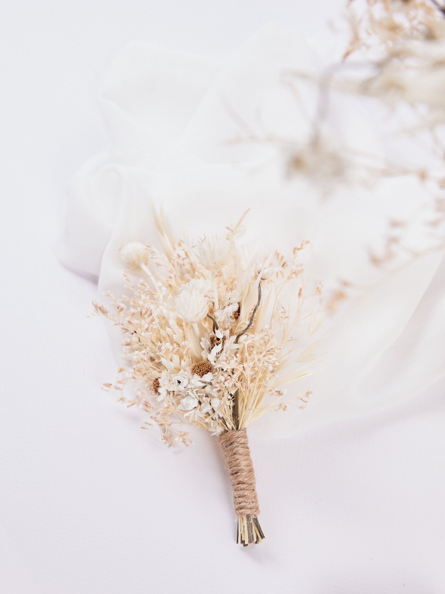 Бутон'єрка з молочних сухоцвітів для нареченого - DecorFlowerBar
