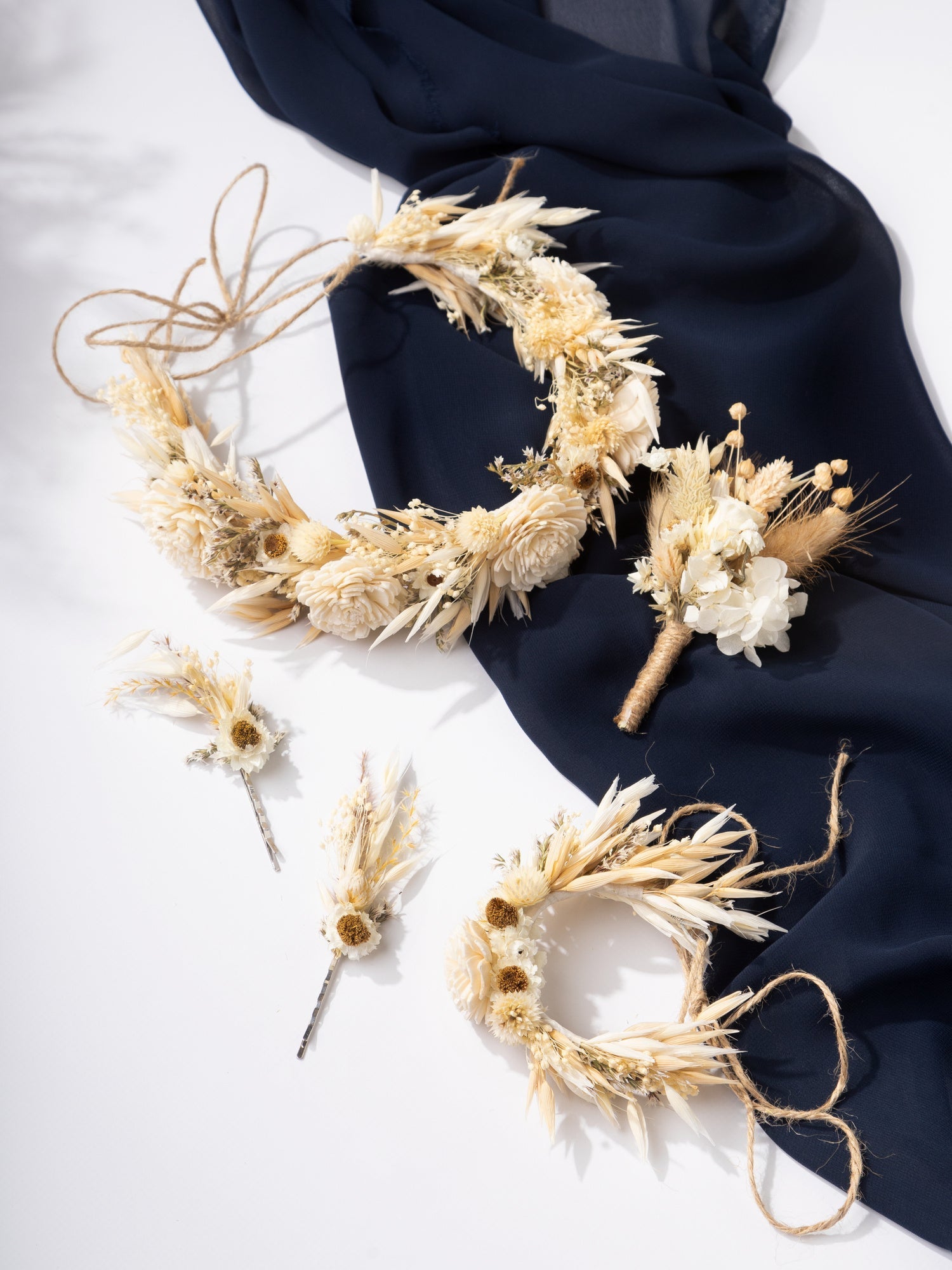 Бутон'єрка з трояндою та молочними сухоцвітами - DecorFlowerBar