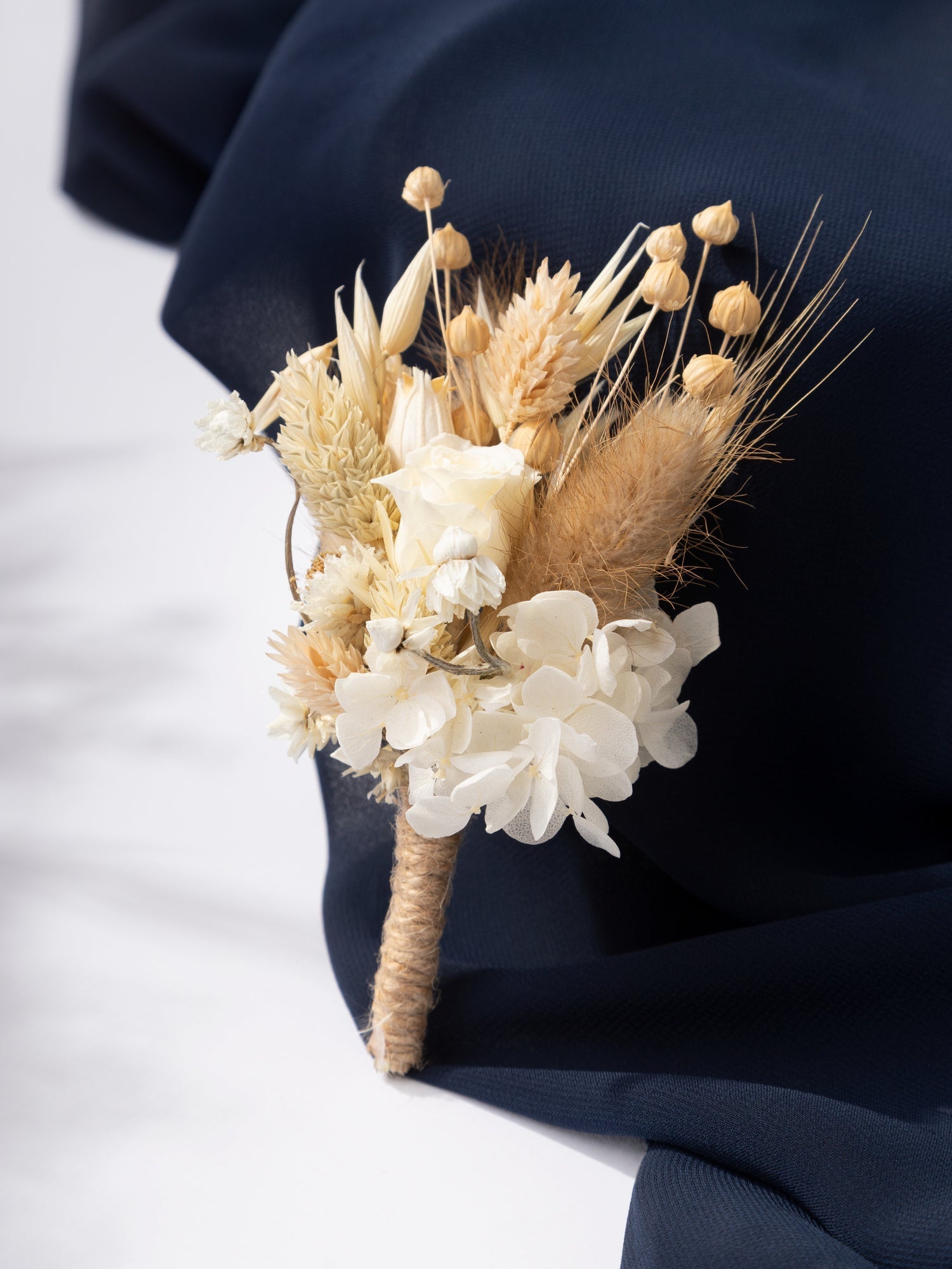 Бутон'єрка з трояндою та молочними сухоцвітами - DecorFlowerBar