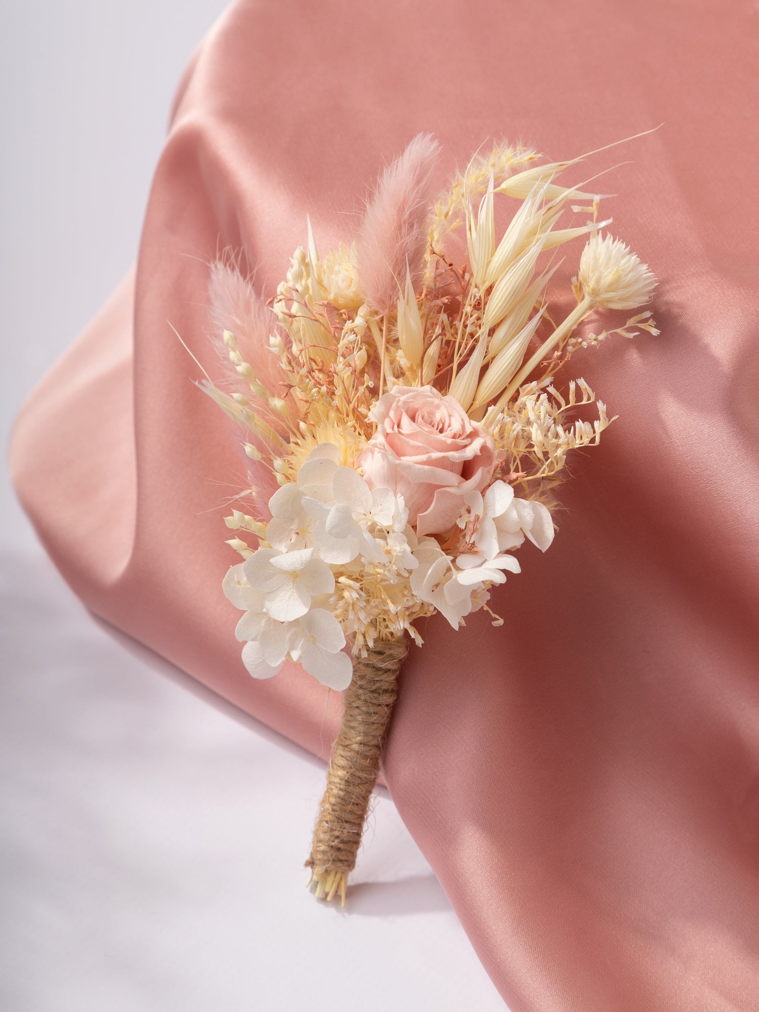 Бутоньєрка з трояндою та пудровими квітами - DecorFlowerBar