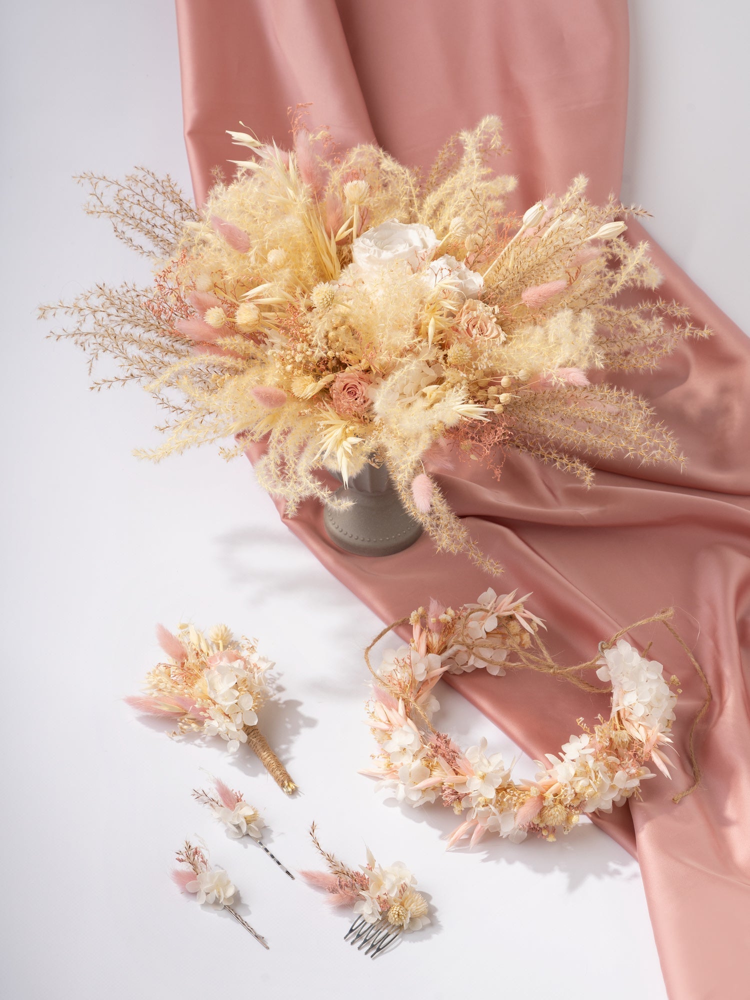 Бутоньєрка з трояндою та пудровими квітами - DecorFlowerBar
