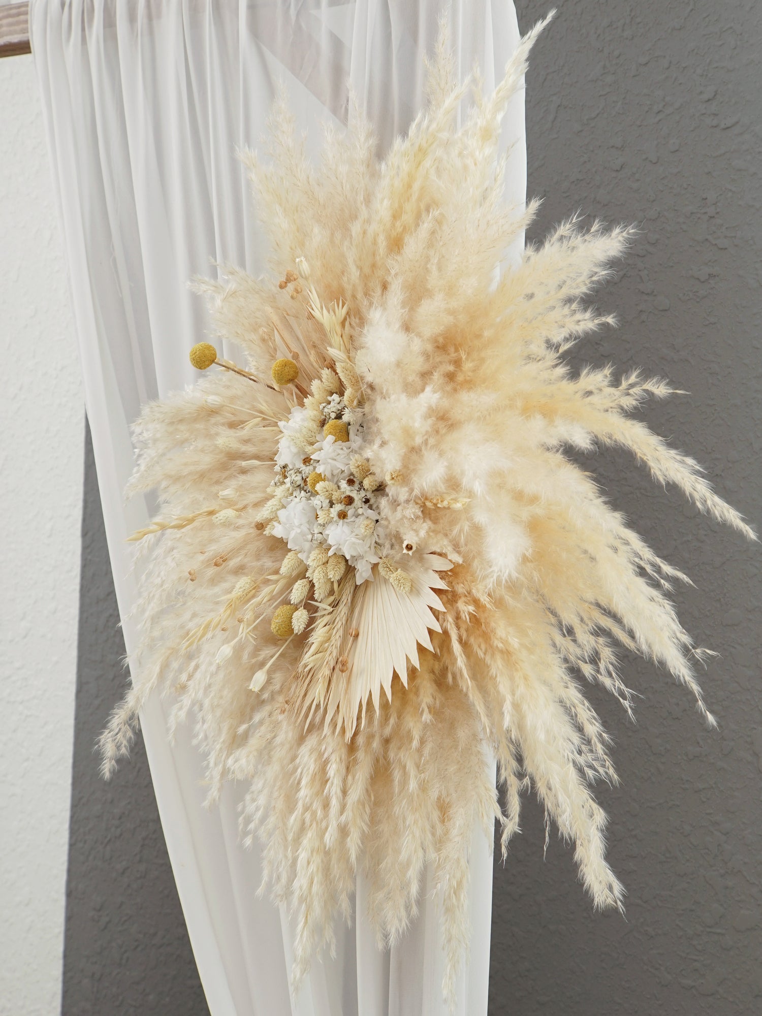 Весільна арочна композиція з польовими квітами - DecorFlowerBar