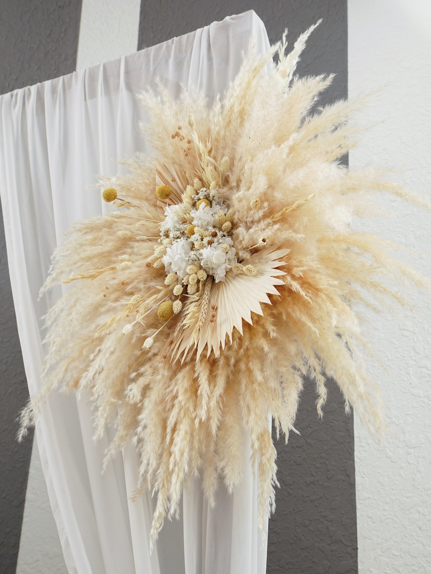 Весільна арочна композиція з польовими квітами - DecorFlowerBar