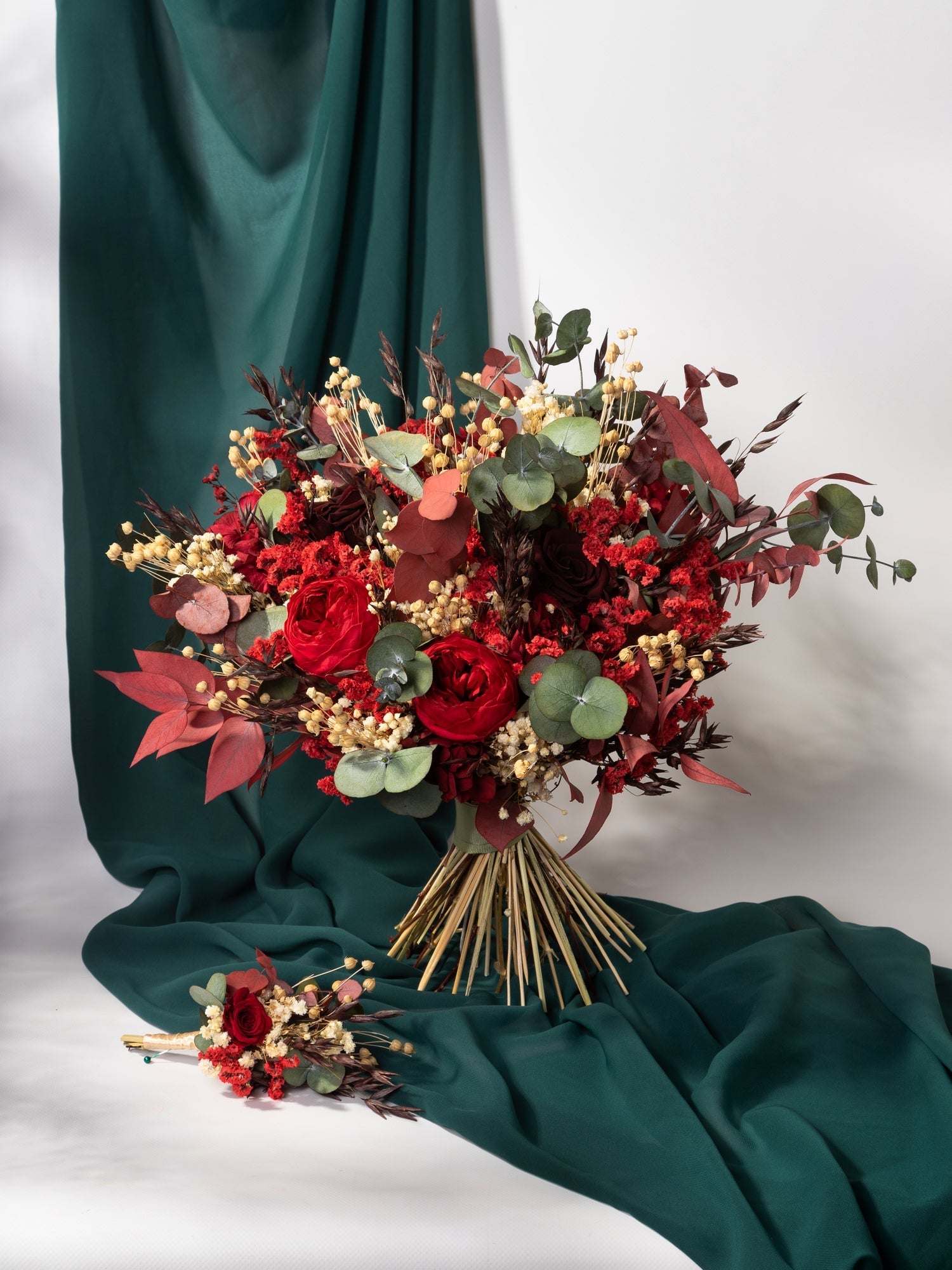 Весільна бутоньєрка з червоними півоніями - DecorFlowerBar