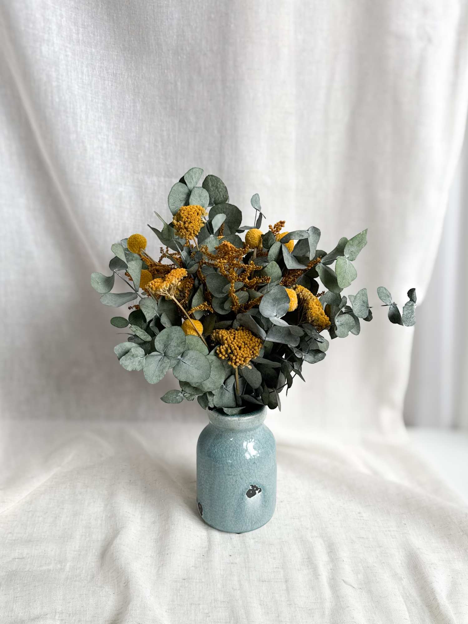 Букет із евкаліптом та жовтими акцентами