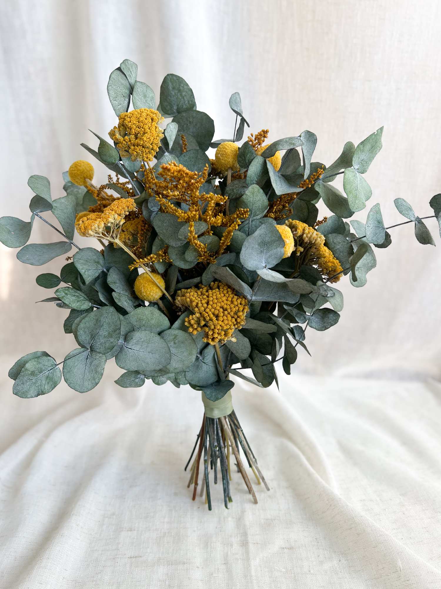 Букет із евкаліптом та жовтими акцентами