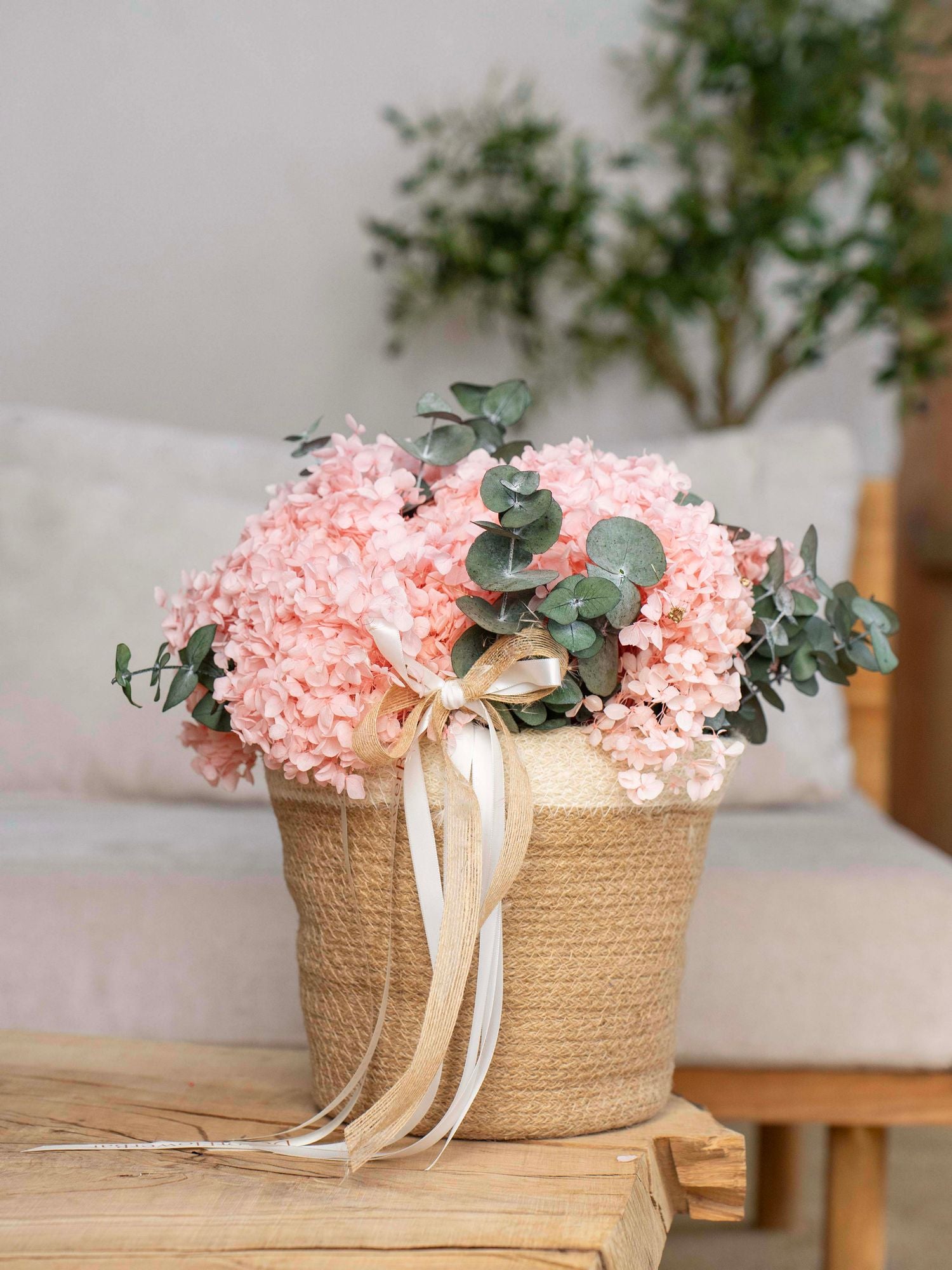 Кошик з рожевою стабілізованою гортензією