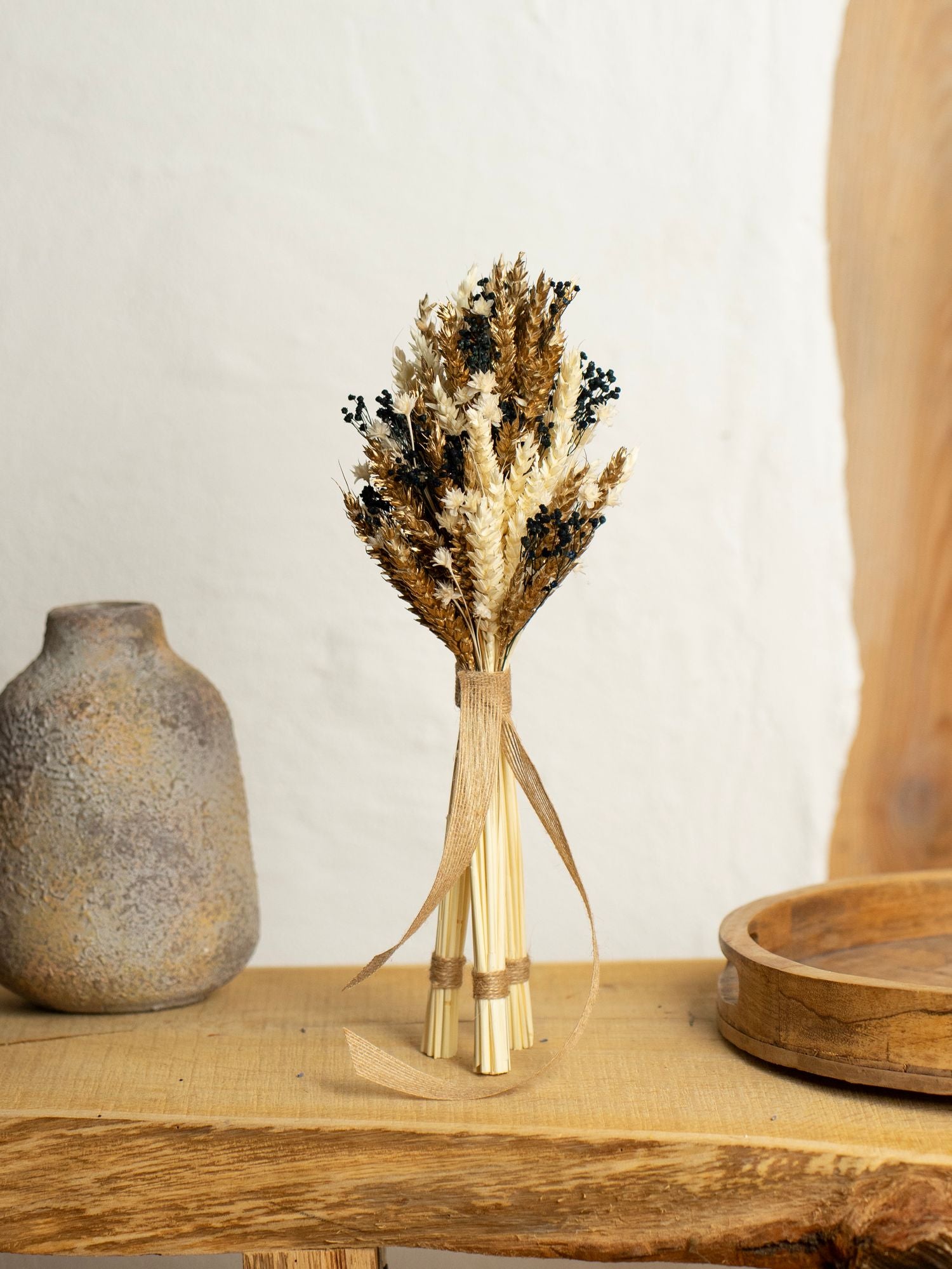 Золотий дідух з чорними акцентами