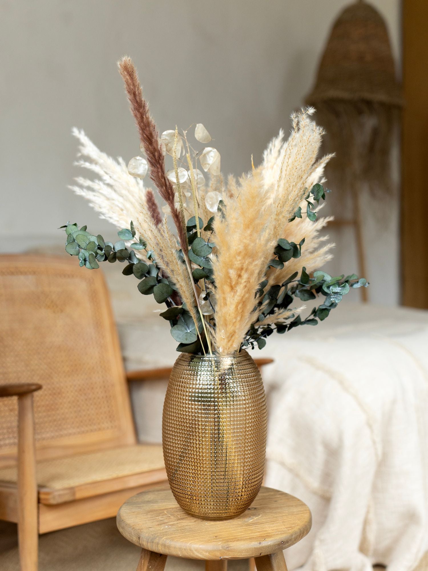 Композиция в вазе с пампасом и эвкалиптом