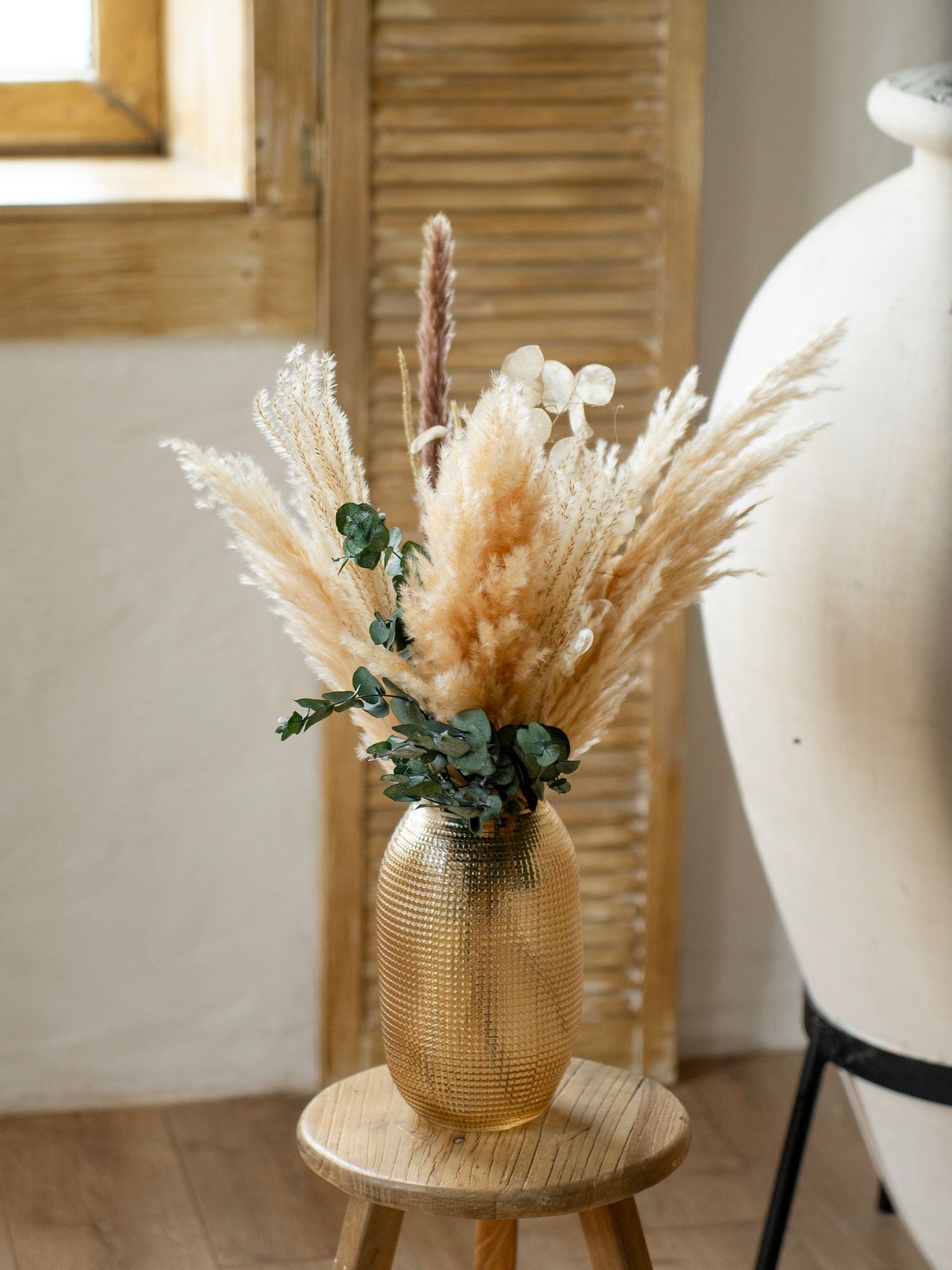 Композиция в вазе с пампасом и эвкалиптом
