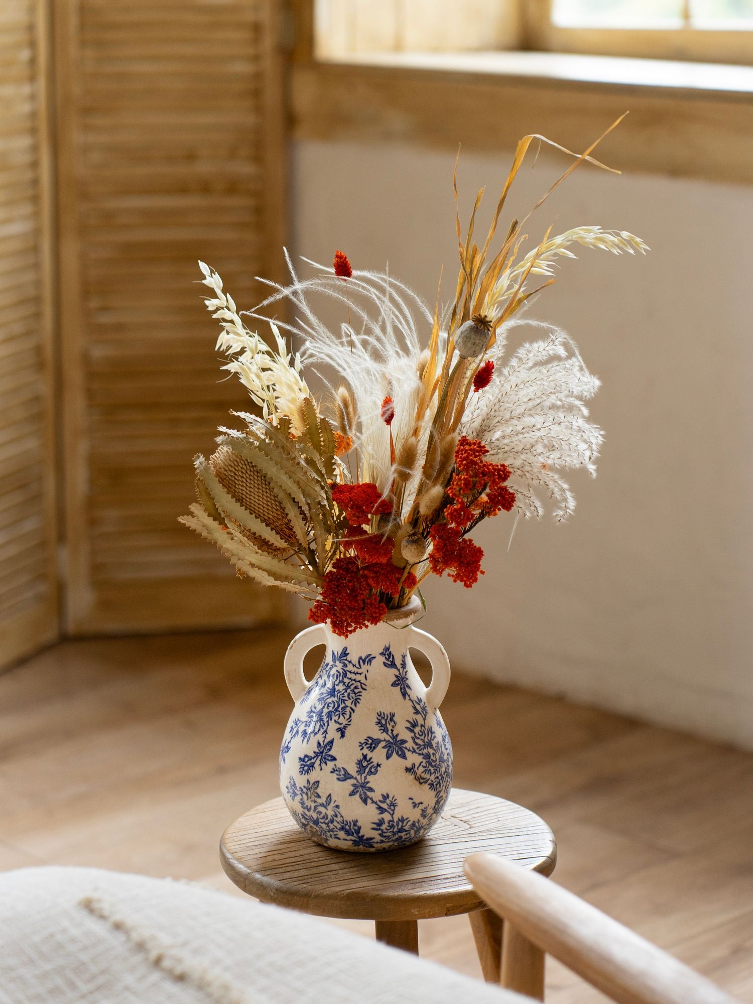 Тепла інтер'єрна композиція з банксією