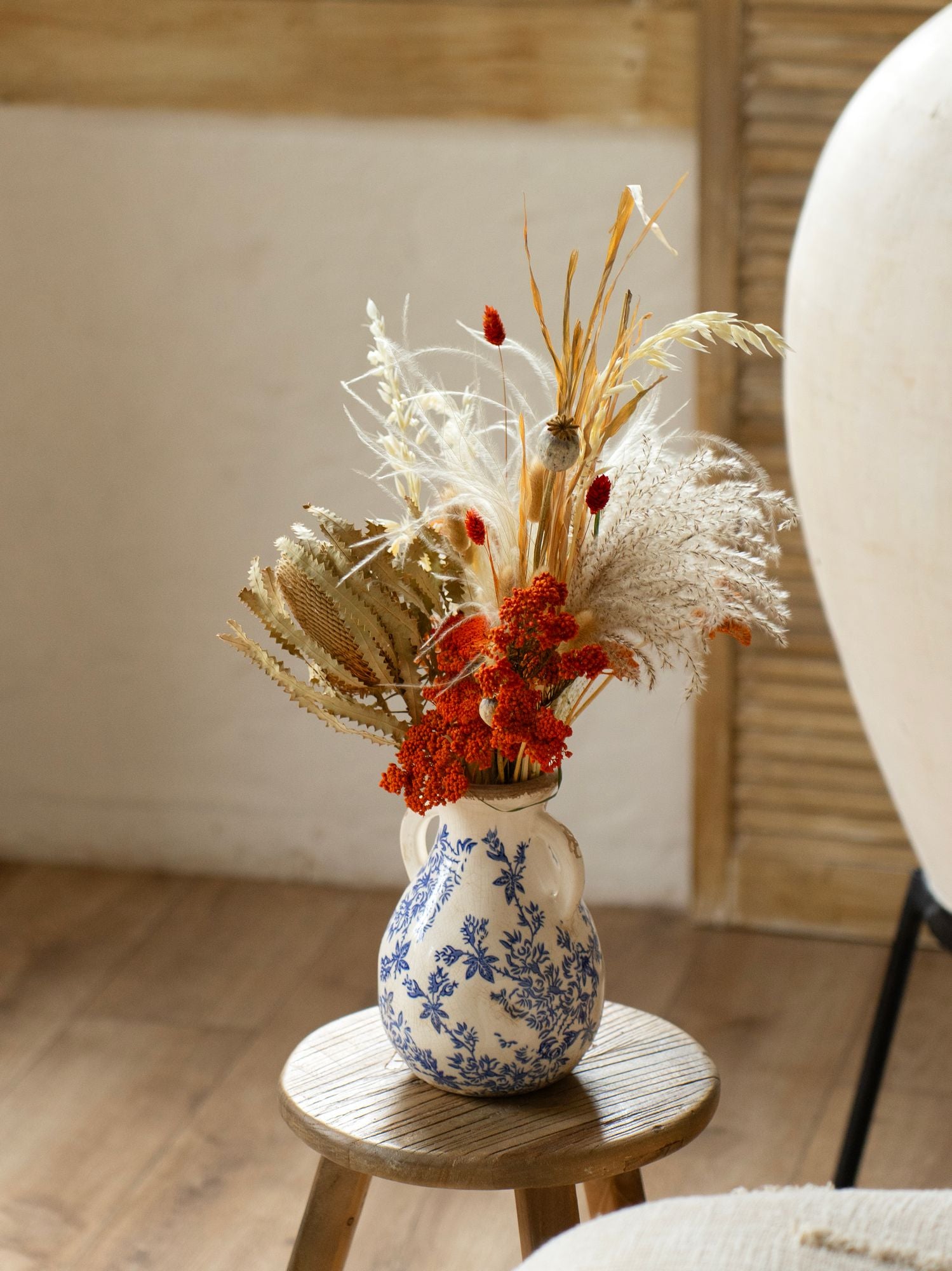 Тепла інтер'єрна композиція з банксією