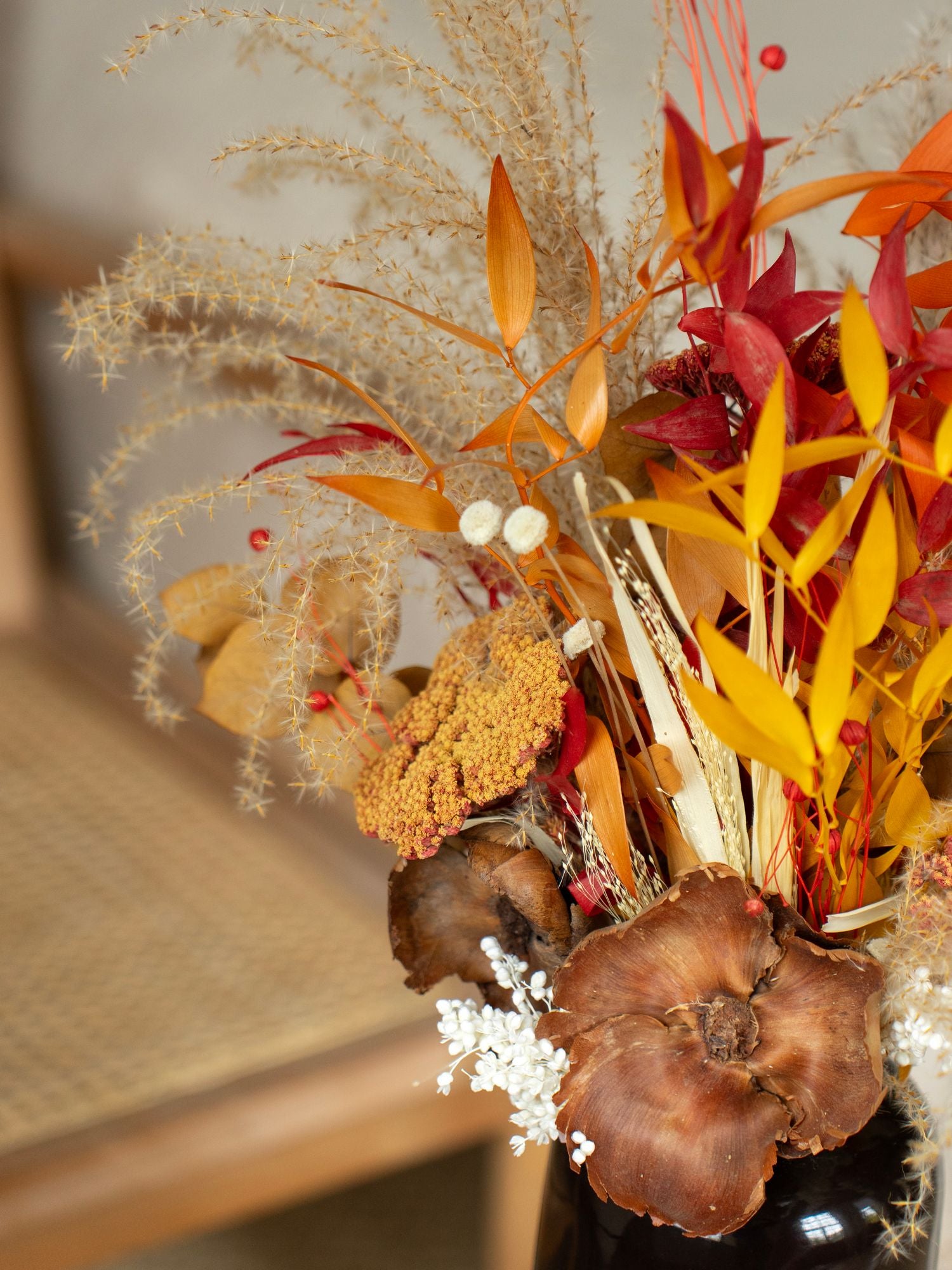 Жовтогаряча композиція з сухоцвітів