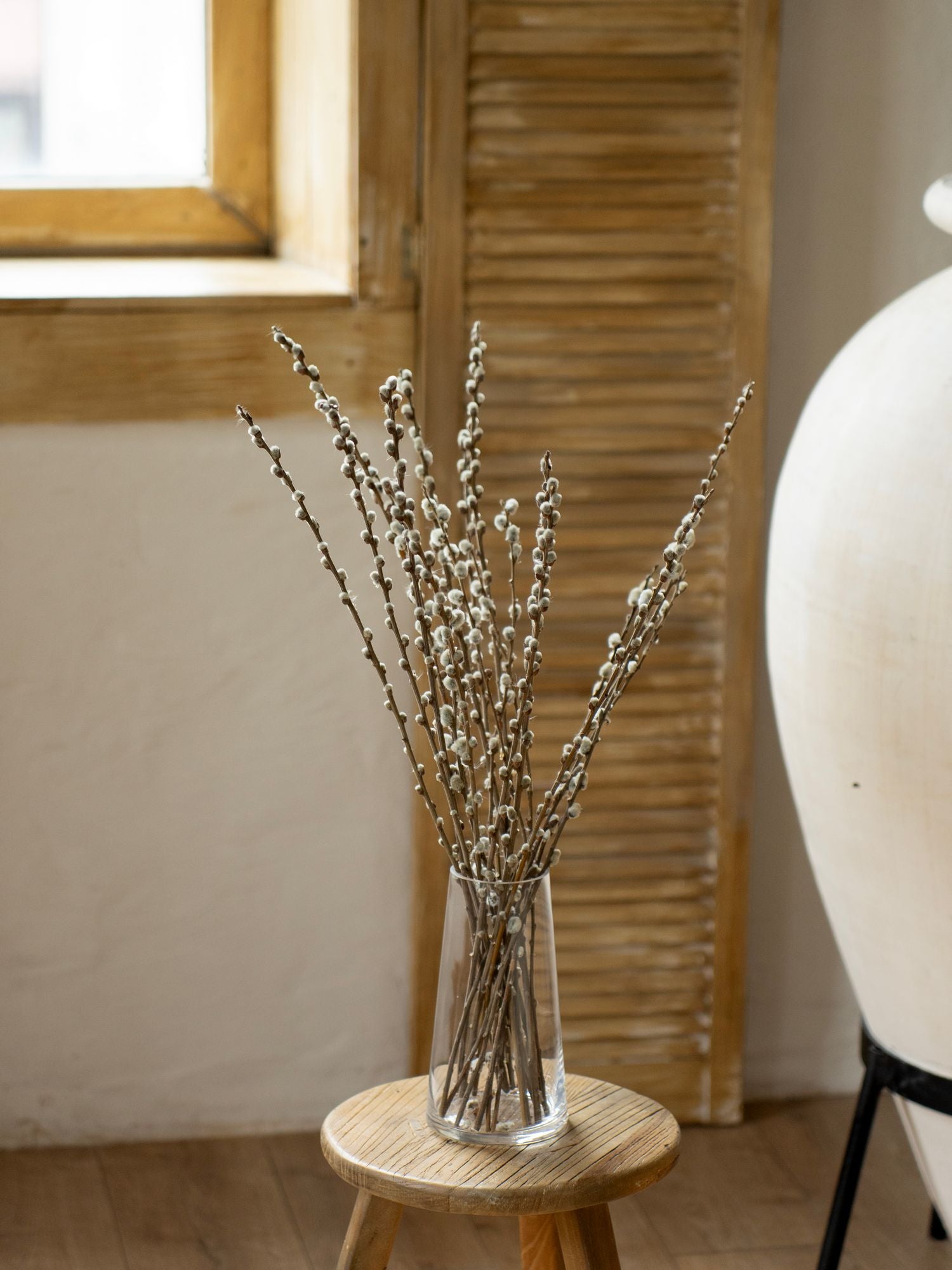 Вербові гілочки в конусній вазі