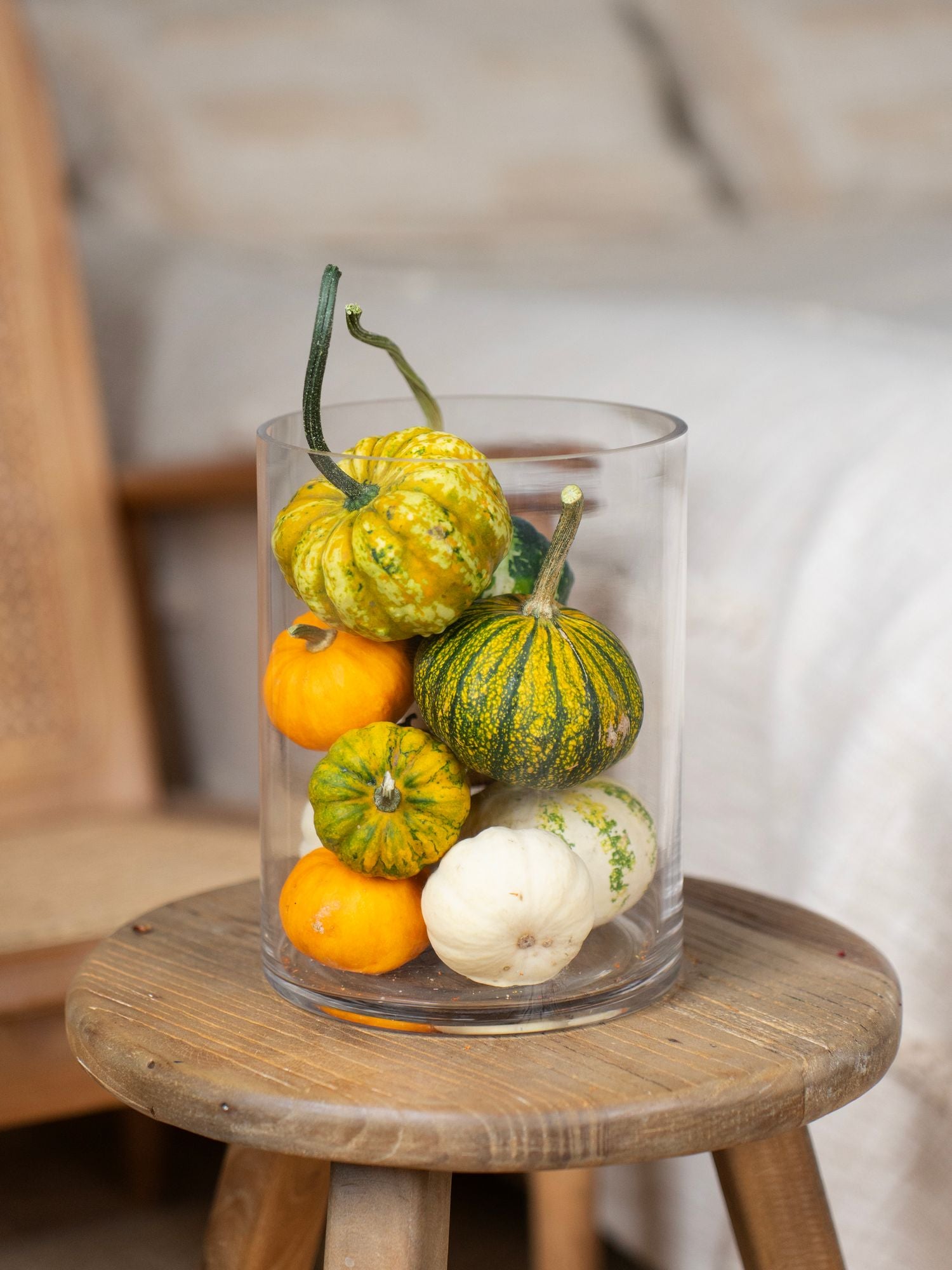 Цилиндрическая ваза с тыквами