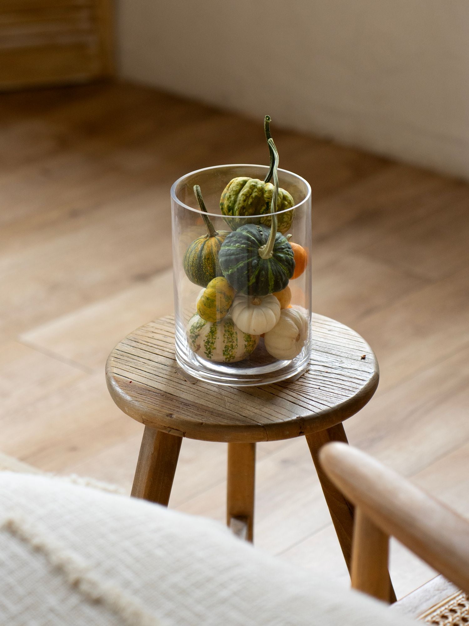 Цилиндрическая ваза с тыквами