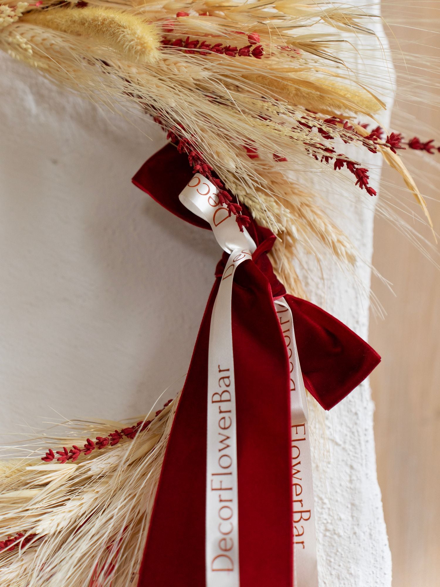 ВІнок із білих злаків з червоними акцентами