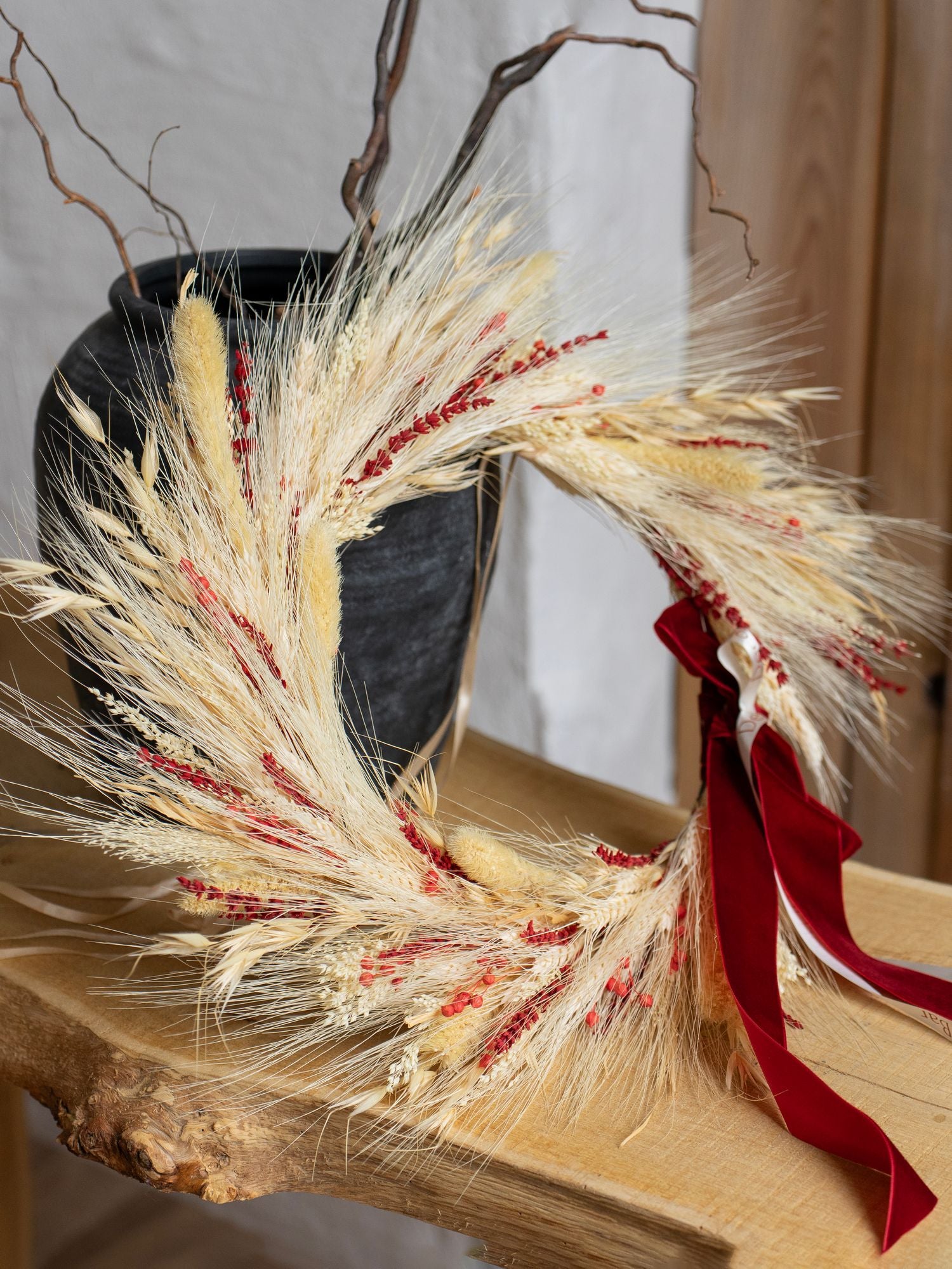 ВІнок із білих злаків з червоними акцентами