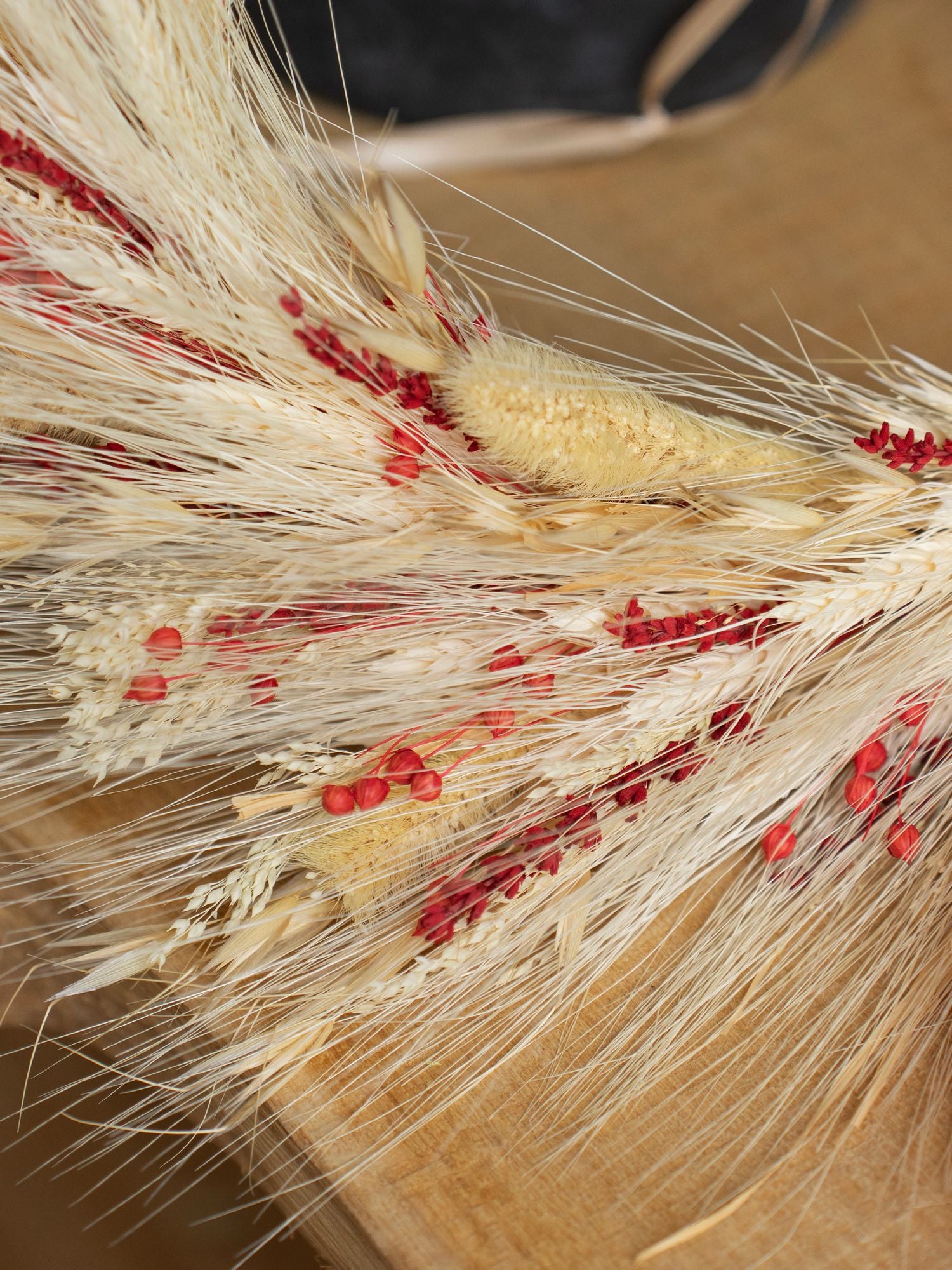 ВІнок із білих злаків з червоними акцентами