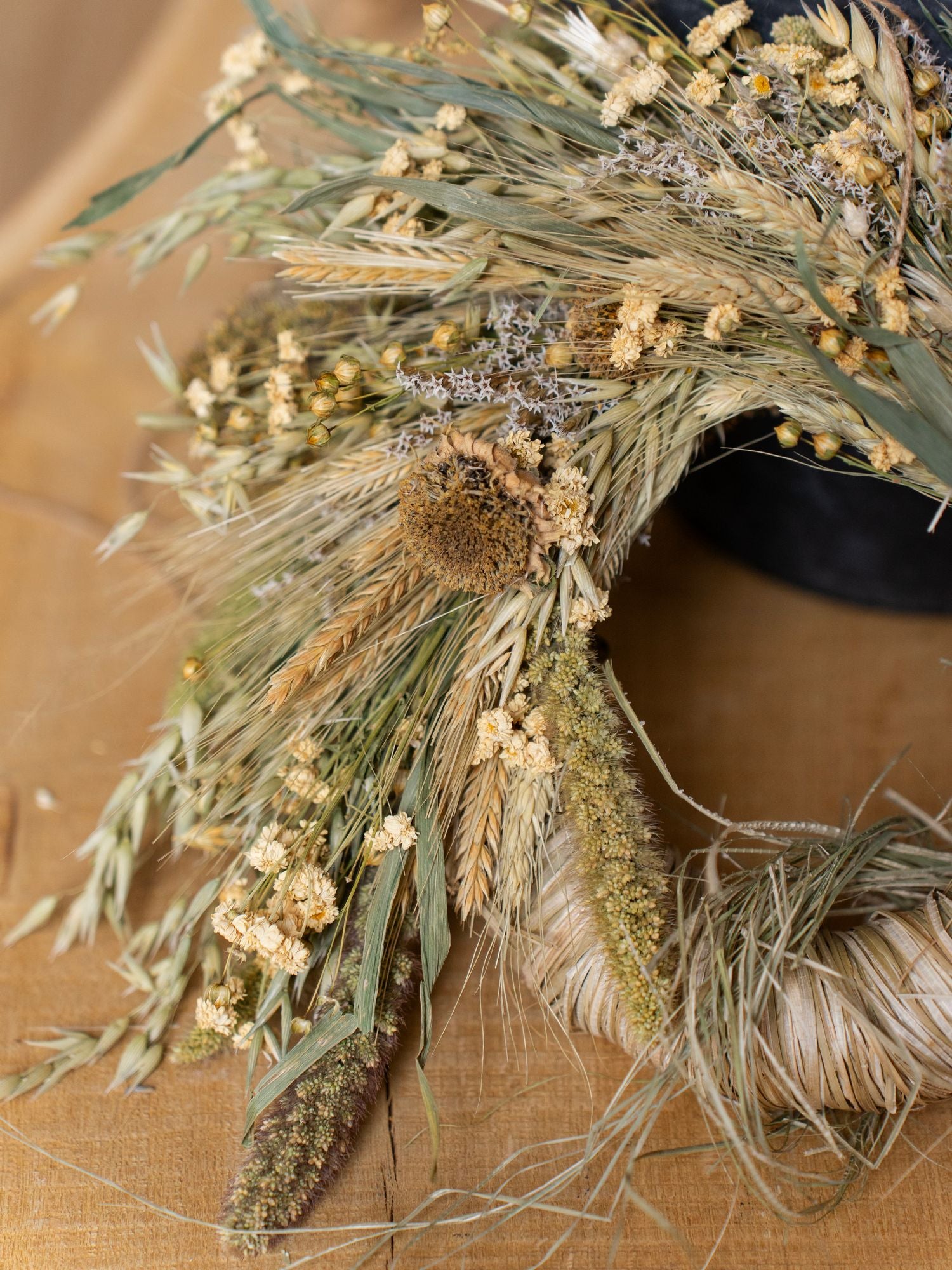Асиметричний вінок з рогоза та злаків