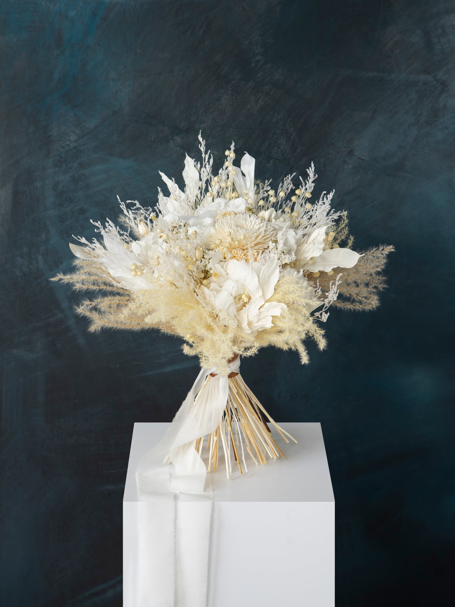 Класичний білий весільний букет зі стабілізованими квітами
