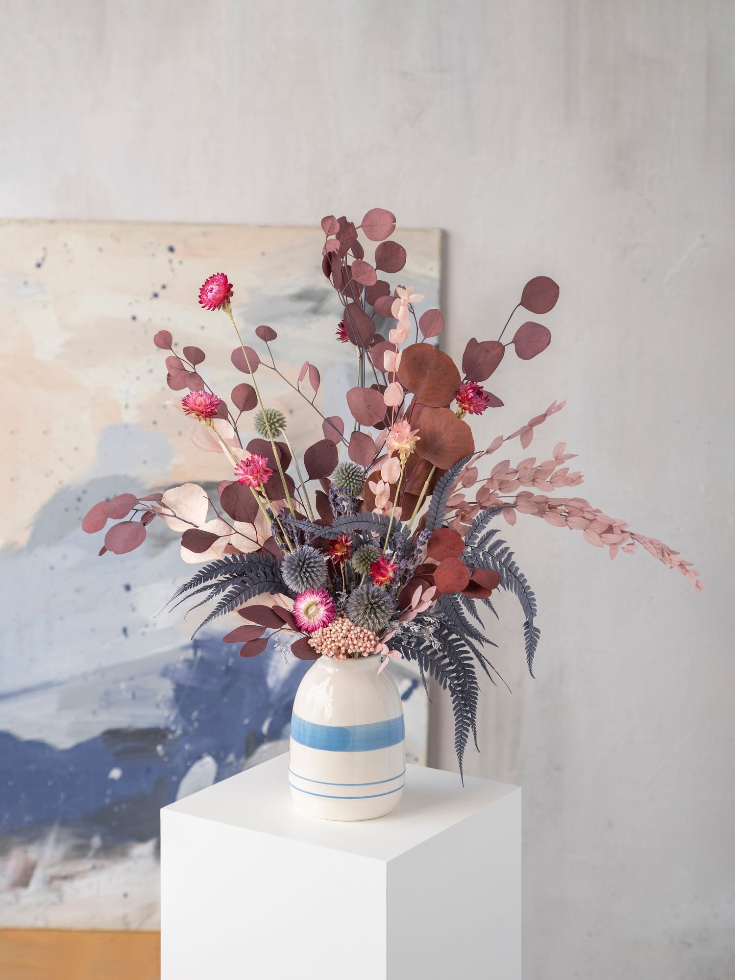 рожево синя інтер єрна композиція з евкаліптом вази з сухоцвітами