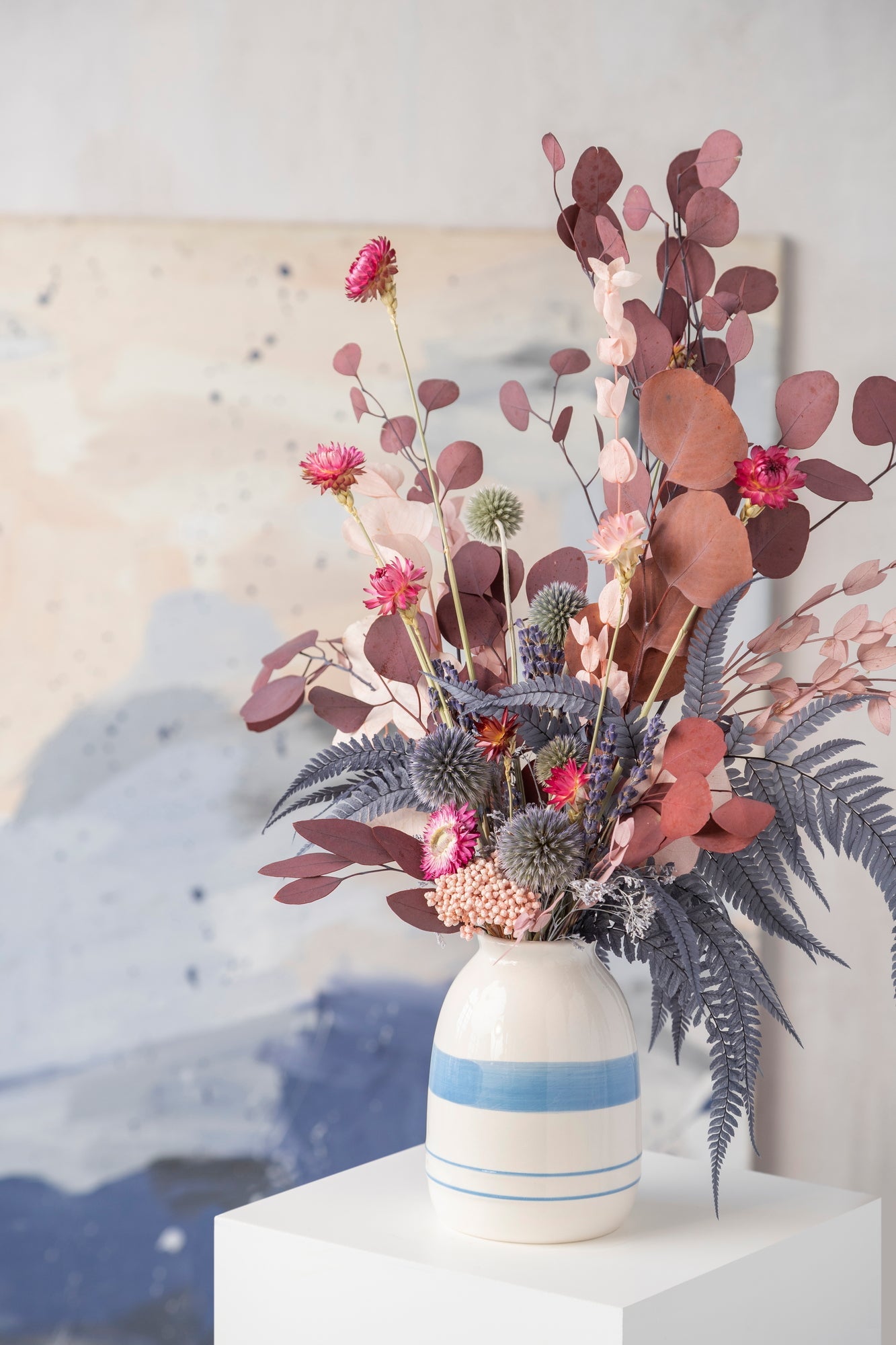 рожево синя інтер єрна композиція з евкаліптом вази з сухоцвітами
