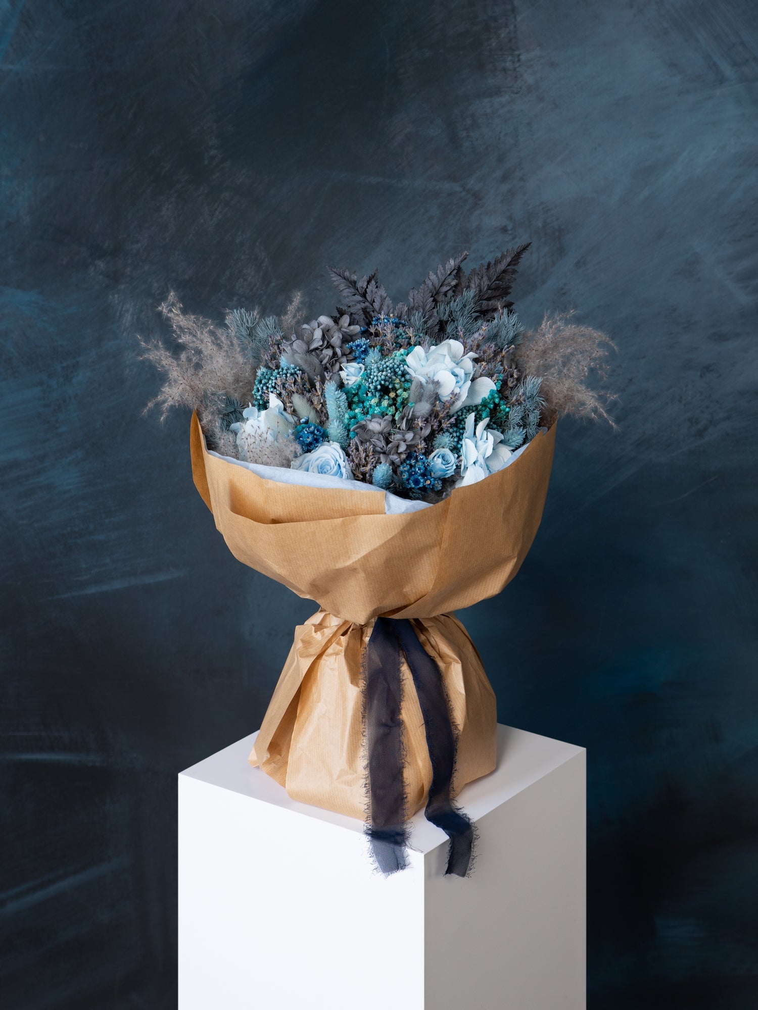 синьо блакитний букет із сухоцвітів та стабілізованих квітів подарункові букети