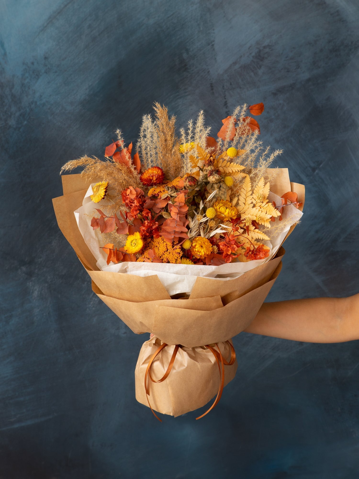 подарунковий осінній букет із стабілізованими квітами подарункові букети